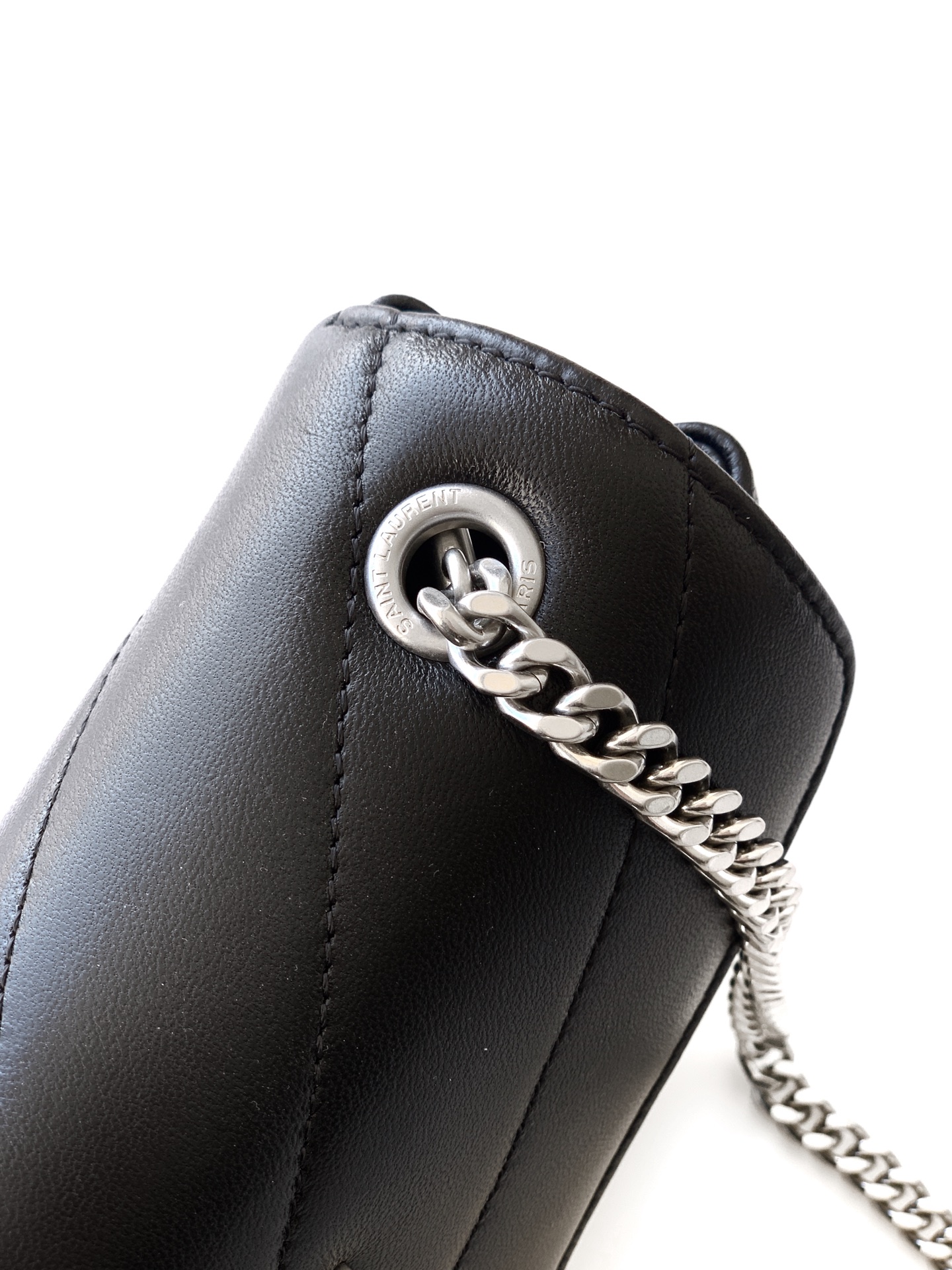 Saint Laurent 迷你黑色羊皮/银 质感细腻高级 羊皮手感柔柔软软的 新版羊皮很有光泽感、配有可拆卸卡包
