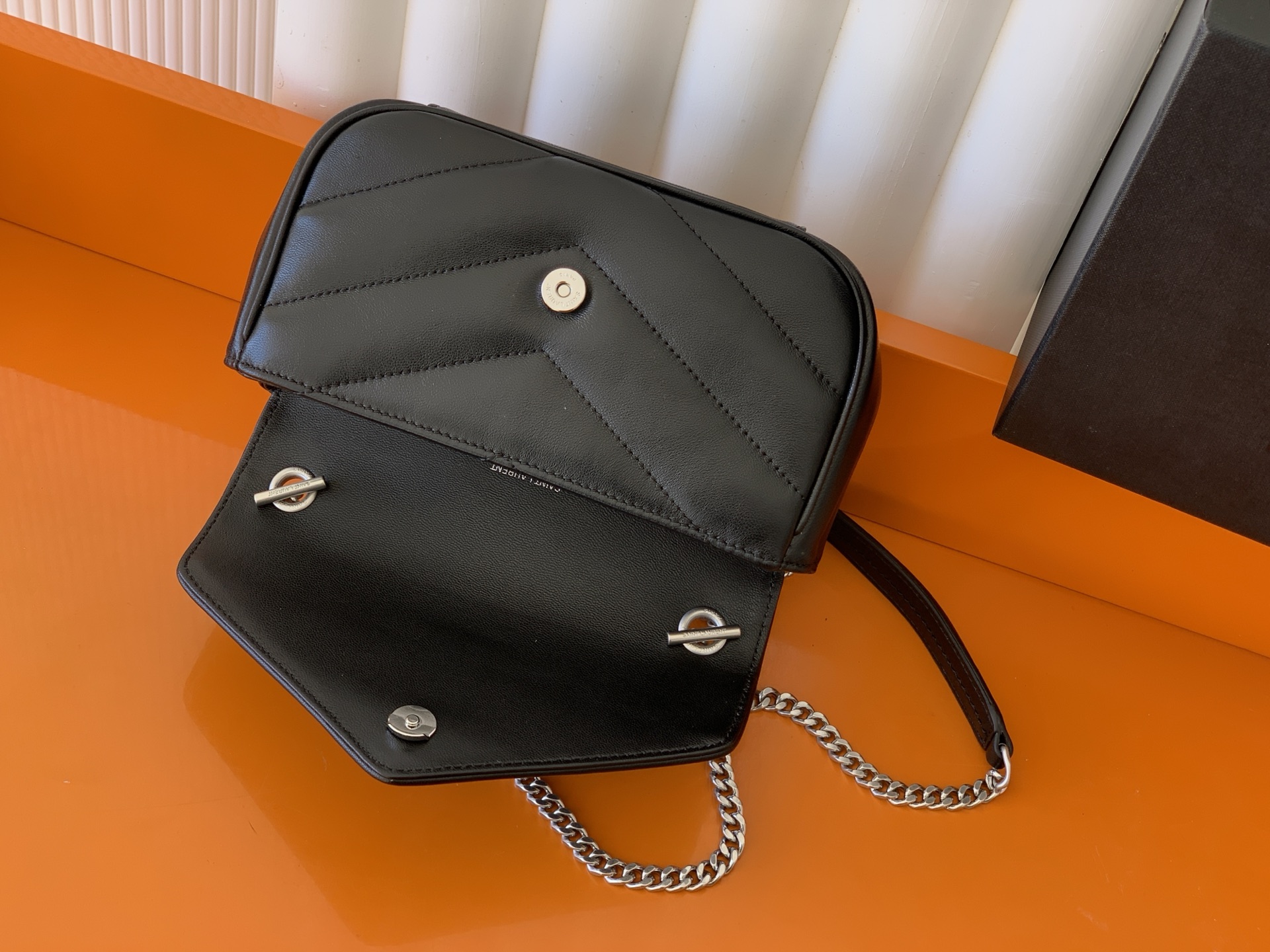 Saint Laurent 迷你黑色羊皮/银 质感细腻高级 羊皮手感柔柔软软的 新版羊皮很有光泽感、配有可拆卸卡包