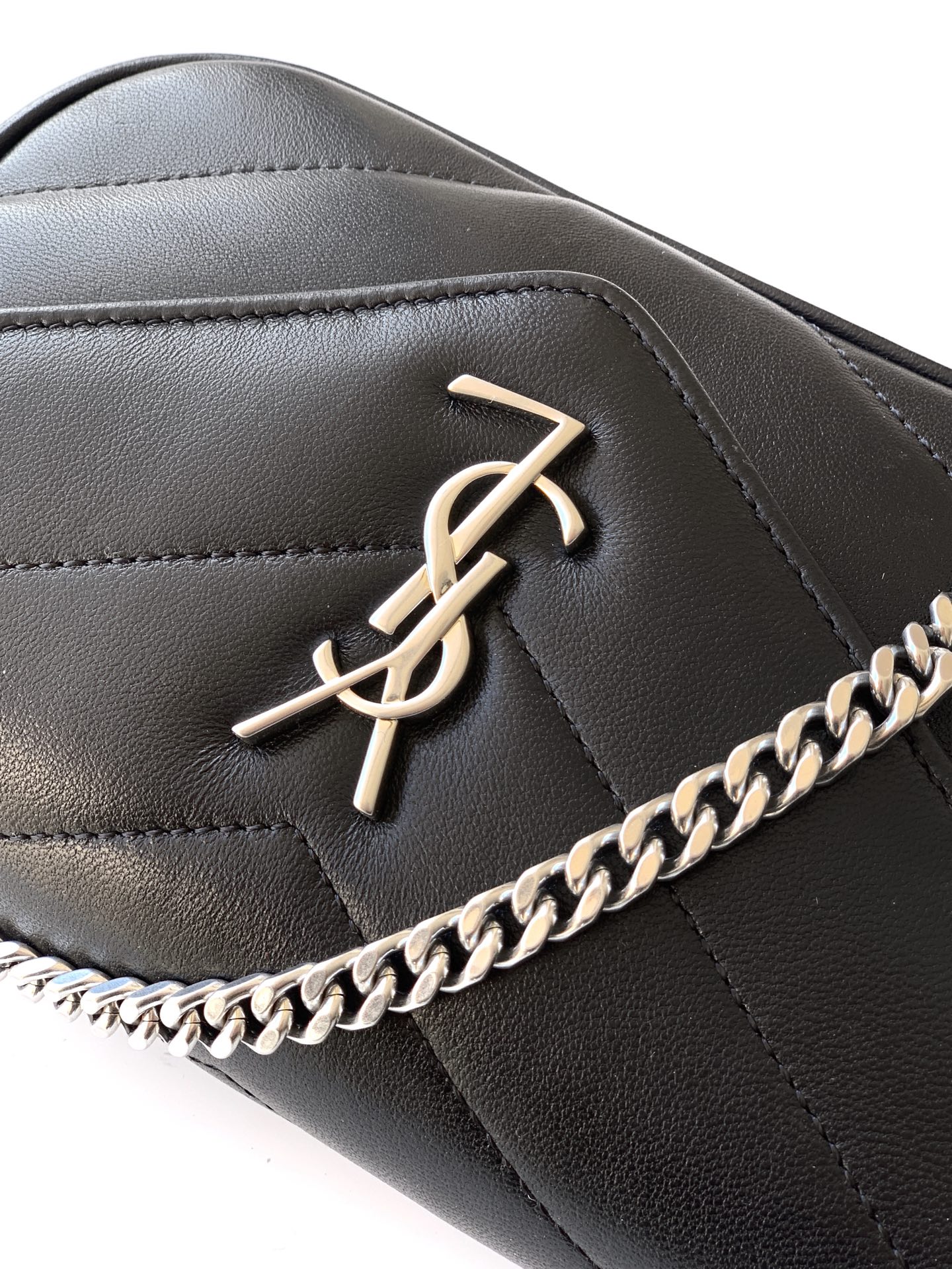 Saint Laurent 迷你黑色羊皮/银 质感细腻高级 羊皮手感柔柔软软的 新版羊皮很有光泽感、配有可拆卸卡包