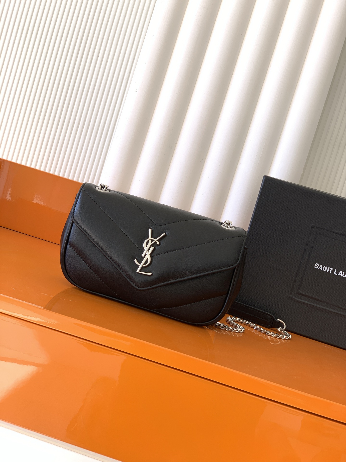 Saint Laurent 迷你黑色羊皮/银 质感细腻高级 羊皮手感柔柔软软的 新版羊皮很有光泽感、配有可拆卸卡包