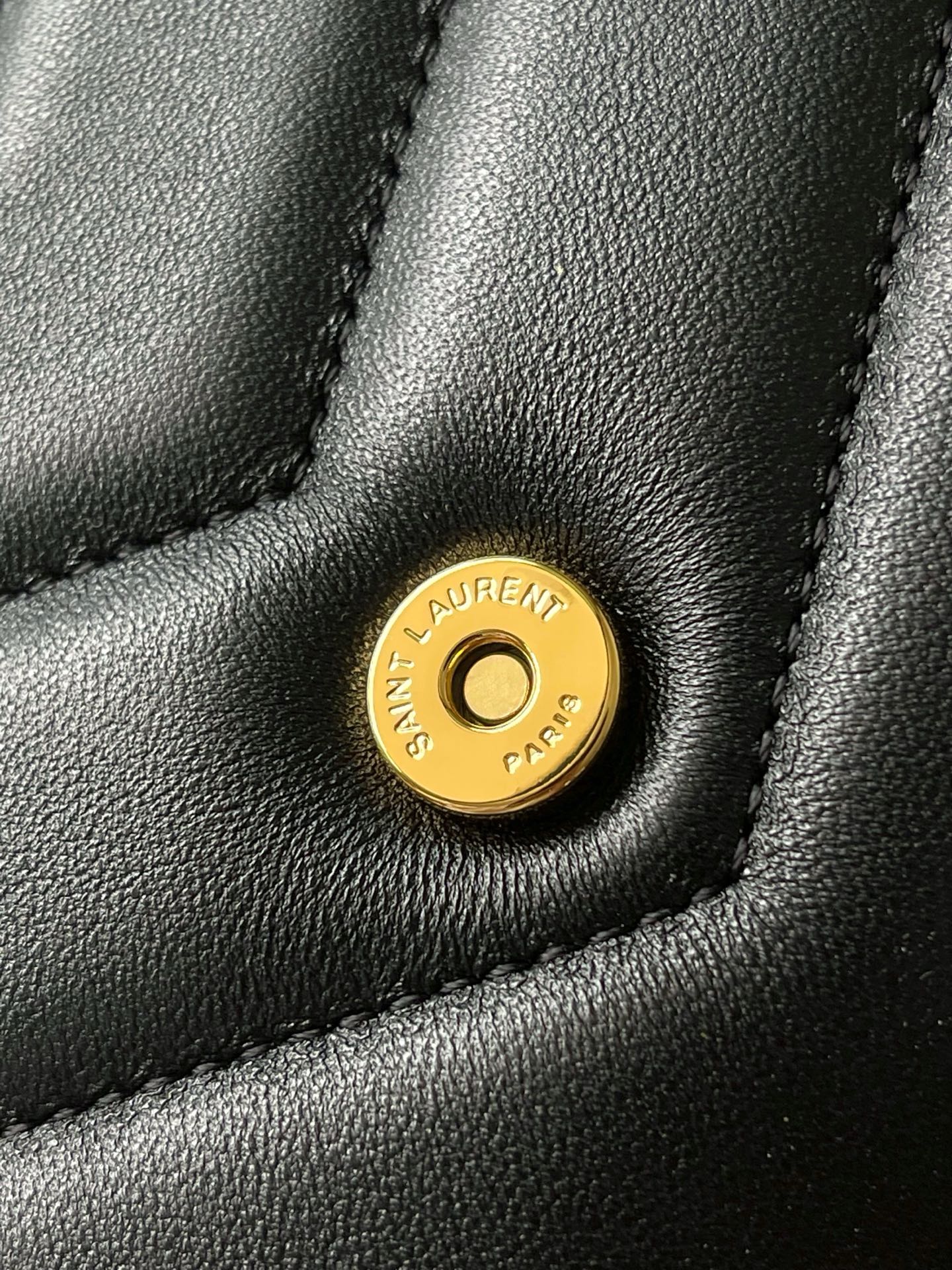 Saint Laurent 黑羊皮/古金 质感细腻高级 羊皮手感柔柔软软的 新版羊皮很有光泽感 饰以标志性V形绗缝明缝线