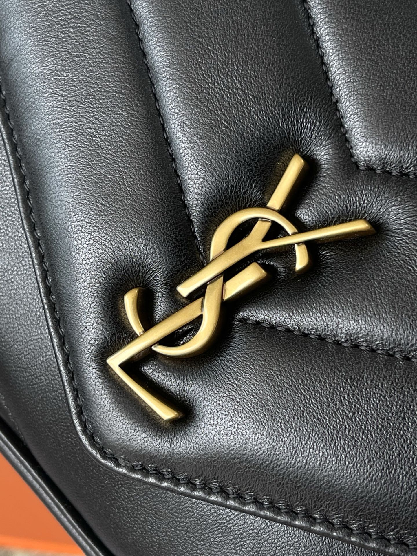 Saint Laurent 黑羊皮/古金 质感细腻高级 羊皮手感柔柔软软的 新版羊皮很有光泽感 饰以标志性V形绗缝明缝线