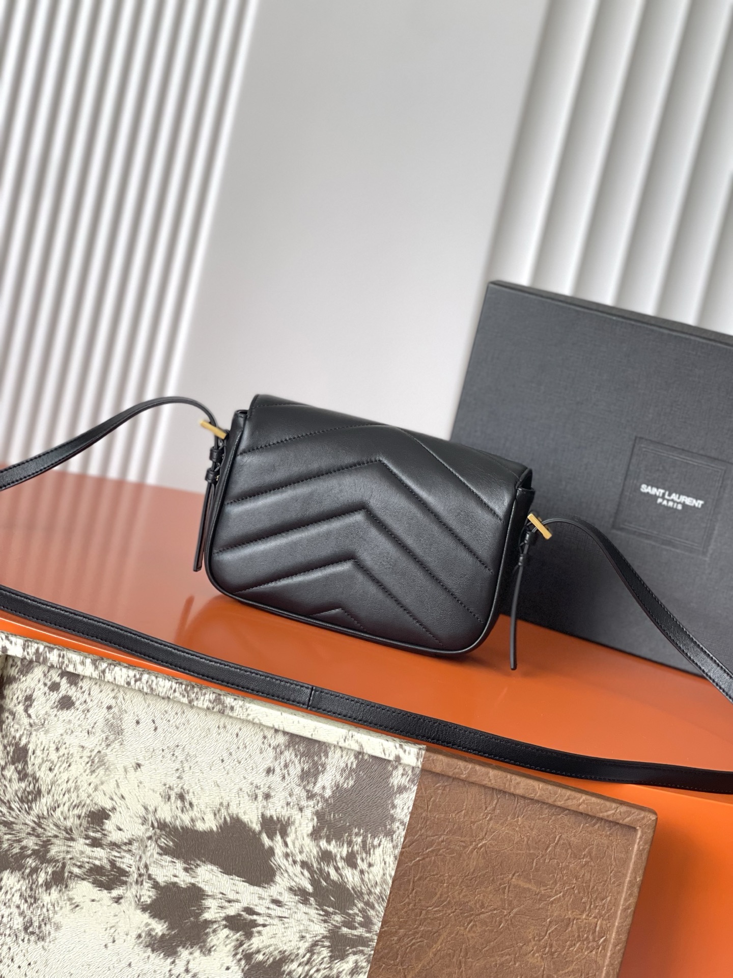 Saint Laurent 黑羊皮/古金 质感细腻高级 羊皮手感柔柔软软的 新版羊皮很有光泽感 饰以标志性V形绗缝明缝线