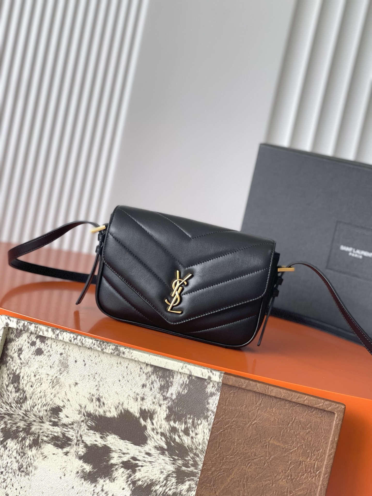 Saint Laurent 黑羊皮/古金 质感细腻高级 羊皮手感柔柔软软的 新版羊皮很有光泽感 饰以标志性V形绗缝明缝线