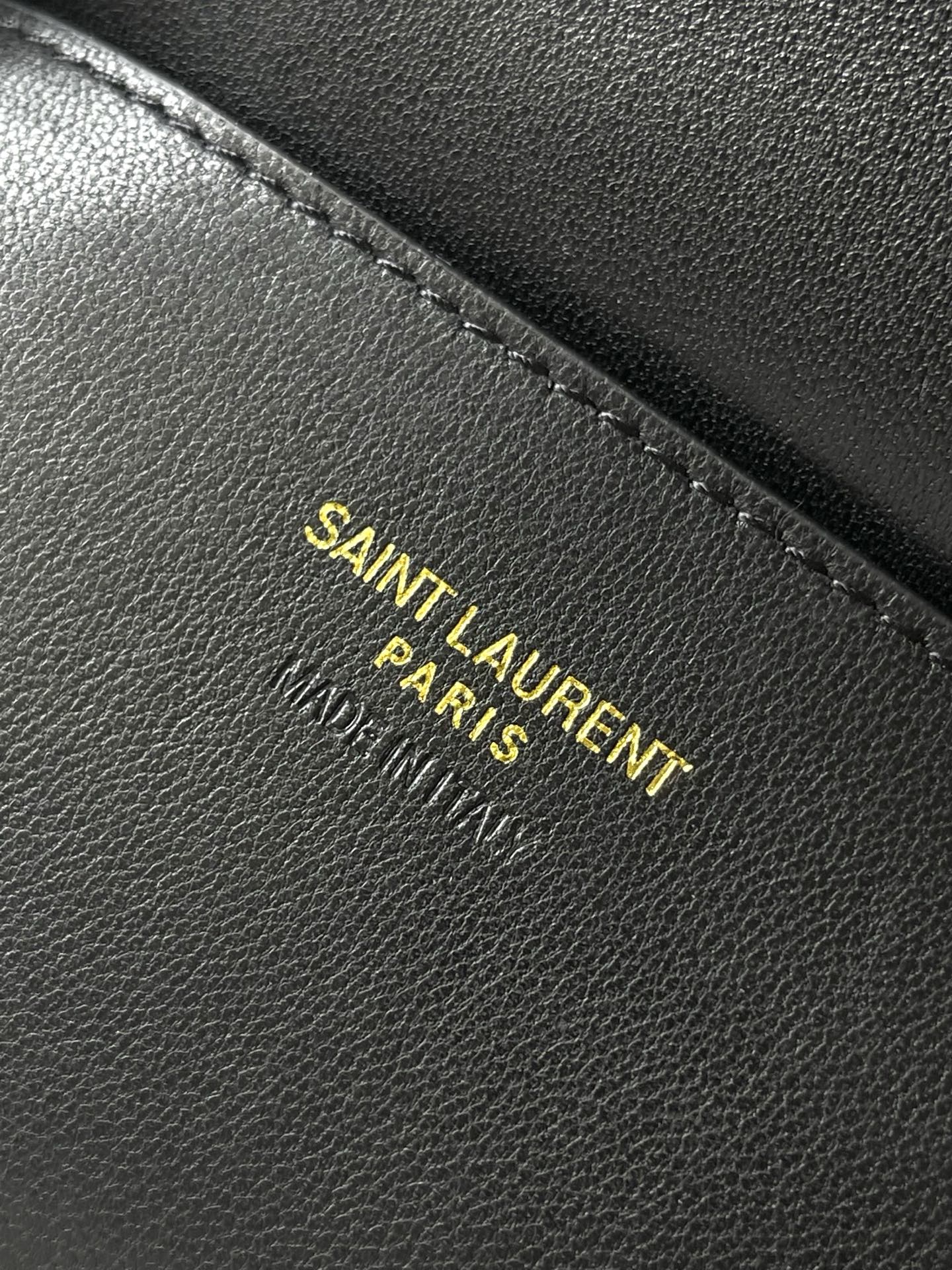 Saint Laurent 黑羊皮/古金 质感细腻高级 羊皮手感柔柔软软的 新版羊皮很有光泽感 饰以标志性V形绗缝明缝线