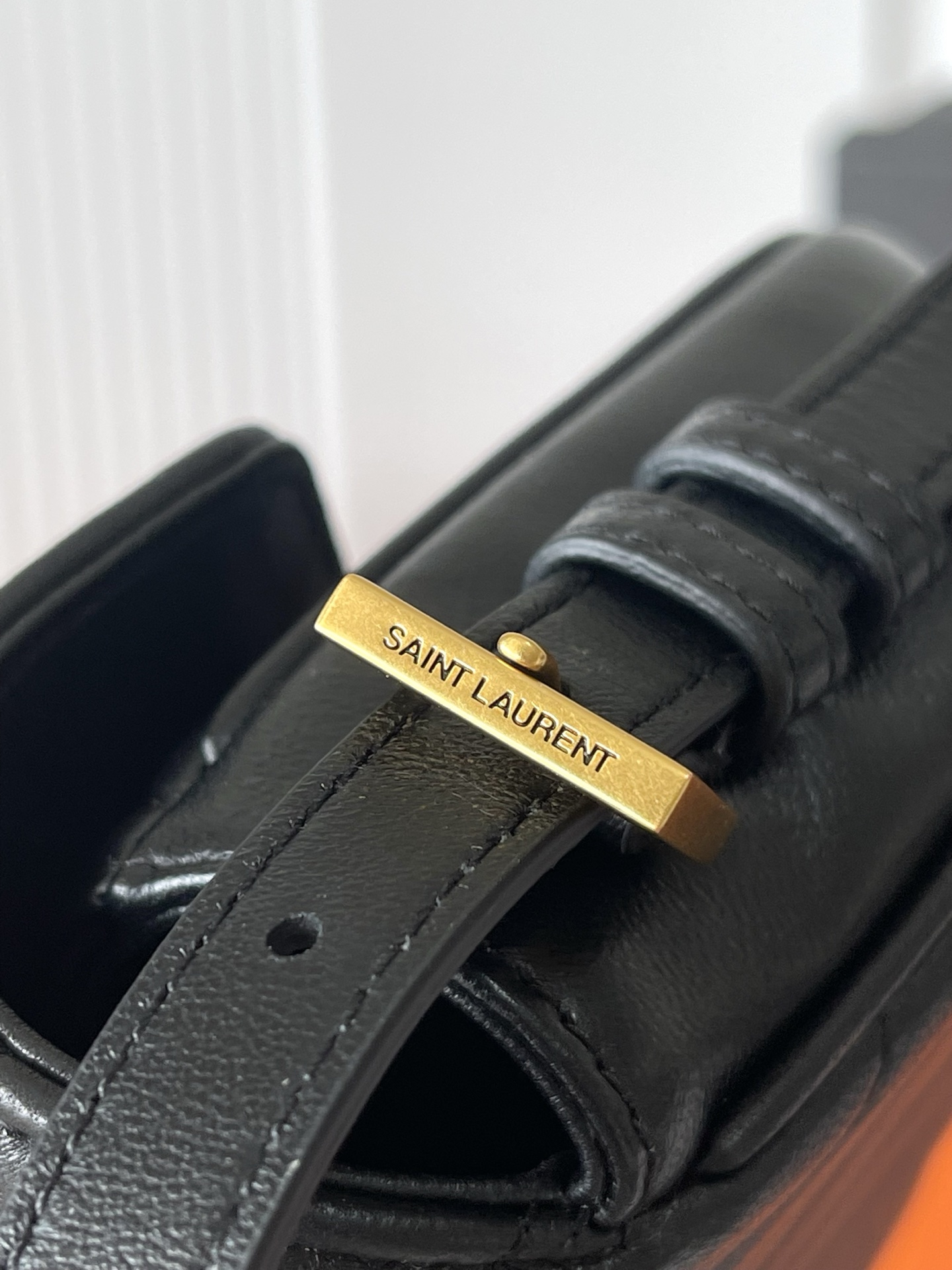 Saint Laurent 黑羊皮/古金 质感细腻高级 羊皮手感柔柔软软的 新版羊皮很有光泽感 饰以标志性V形绗缝明缝线