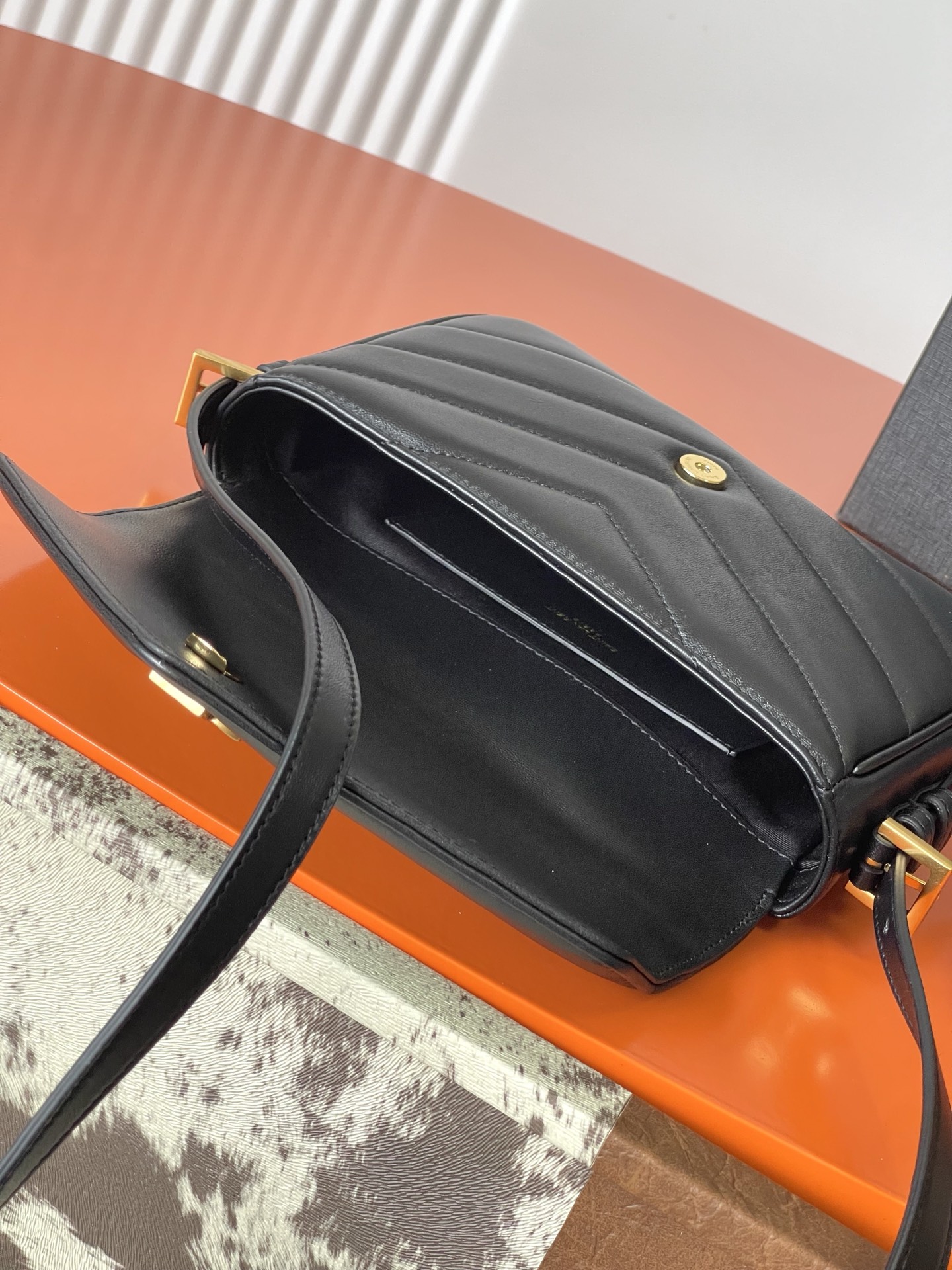 Saint Laurent 黑羊皮/古金 质感细腻高级 羊皮手感柔柔软软的 新版羊皮很有光泽感 饰以标志性V形绗缝明缝线