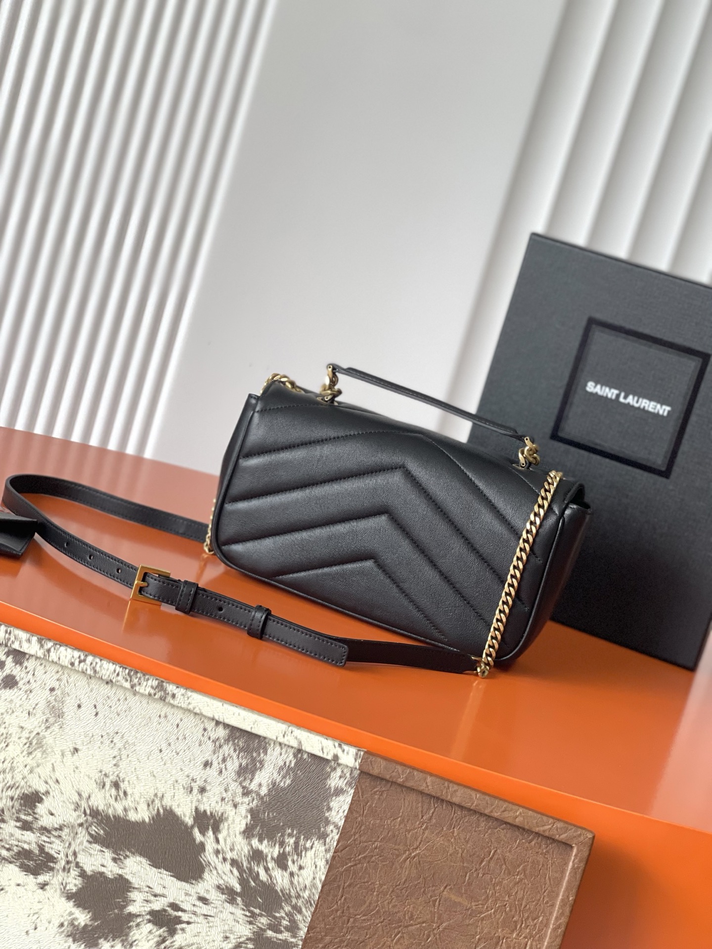 Saint Laurent 黑羊皮/金 配有可拆卸卡包和袖珍化妆镜