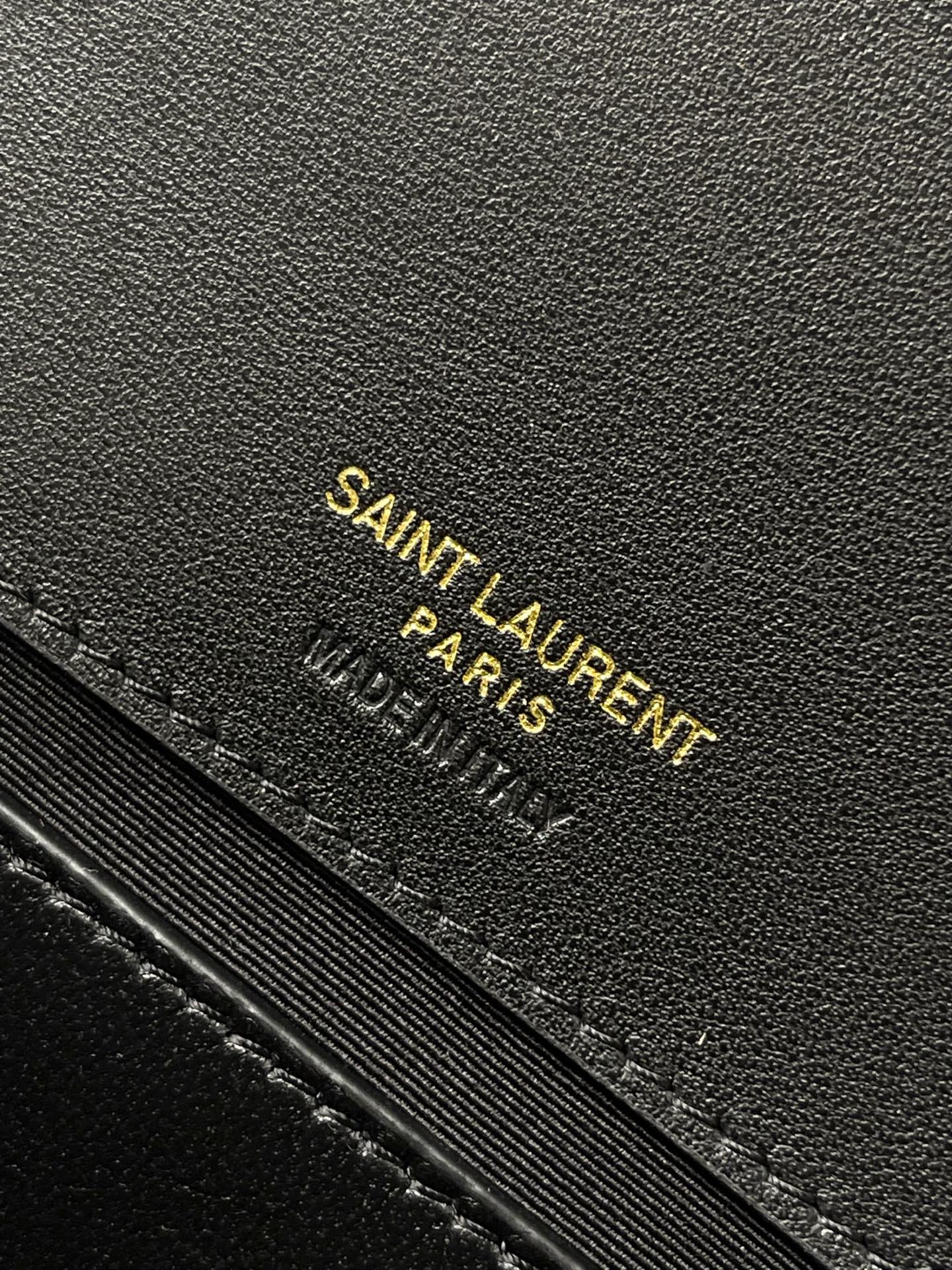 Saint Laurent 黑羊皮/金 配有可拆卸卡包和袖珍化妆镜