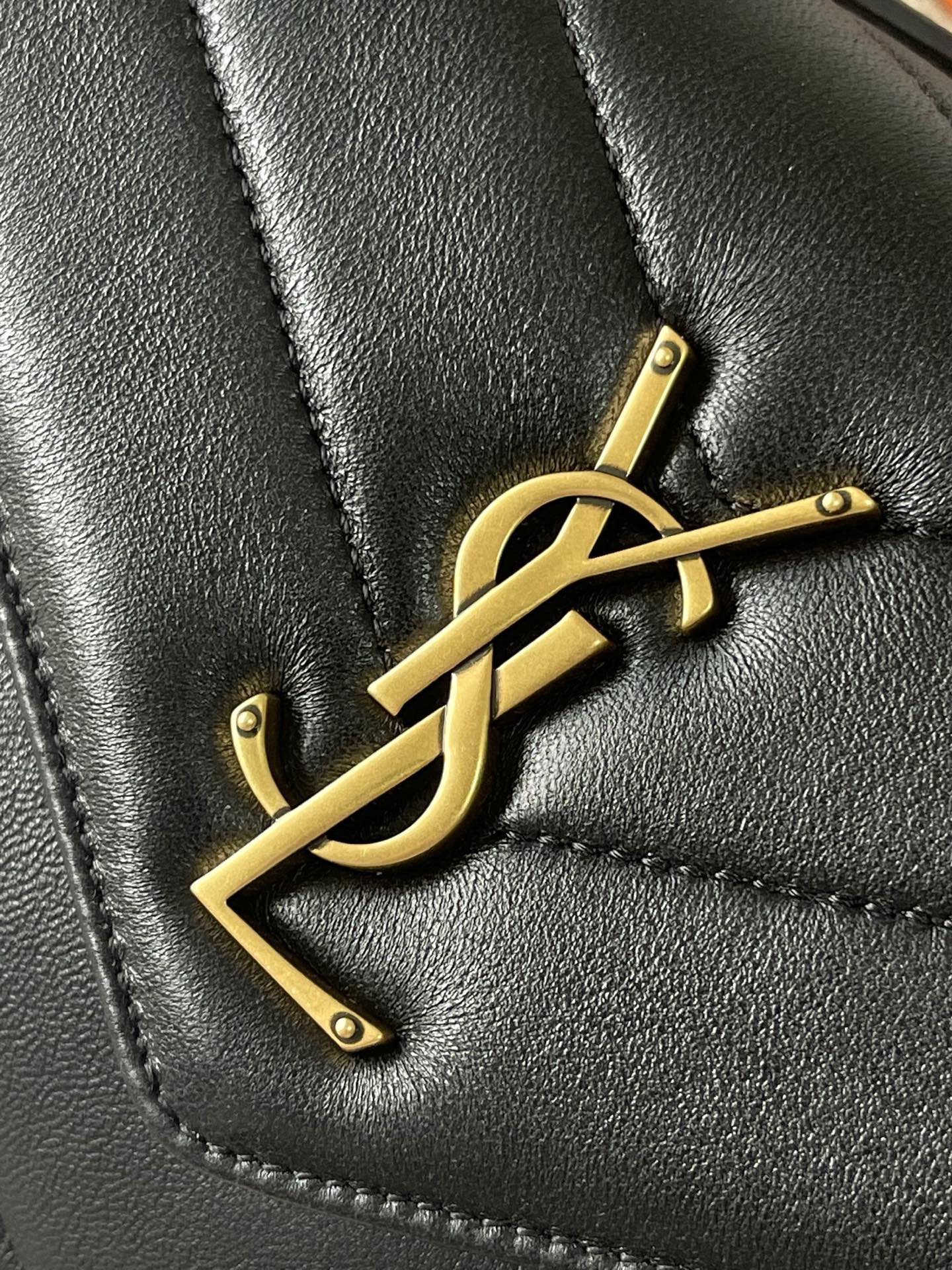 Saint Laurent 黑羊皮/金 配有可拆卸卡包和袖珍化妆镜