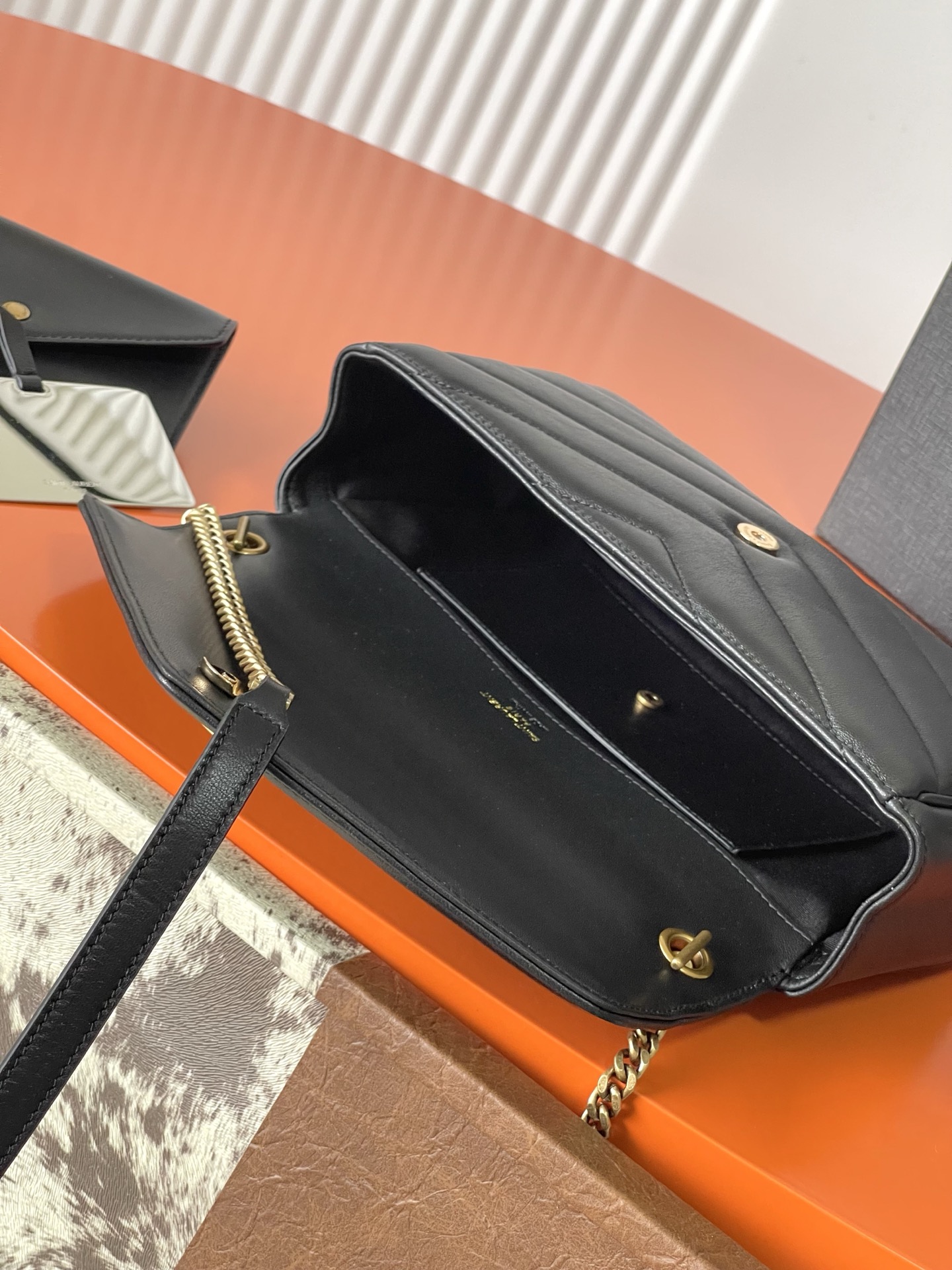 Saint Laurent 黑羊皮/金 配有可拆卸卡包和袖珍化妆镜