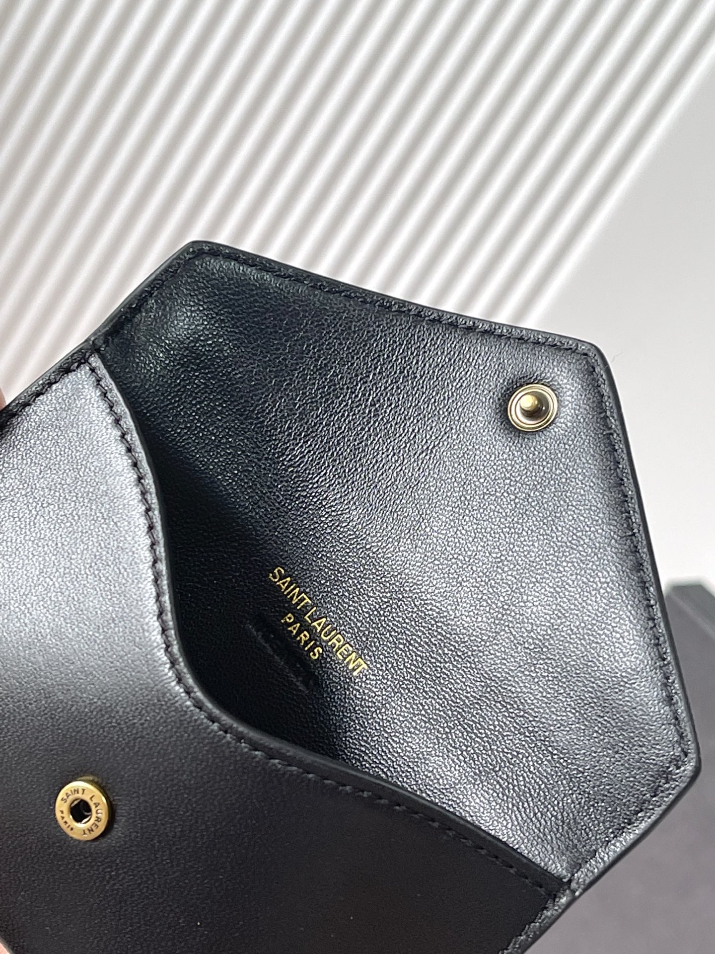 Saint Laurent 黑羊皮/金 配有可拆卸卡包和袖珍化妆镜