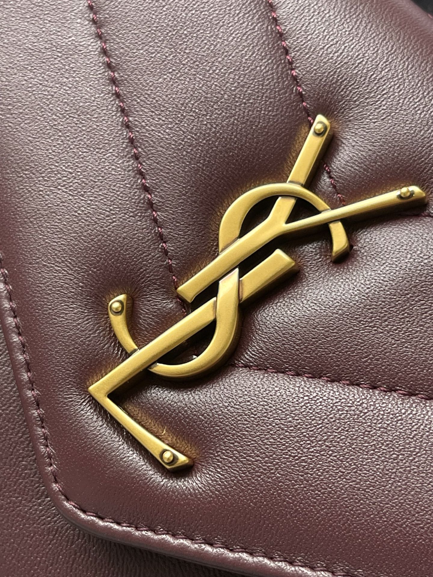 Saint Laurent 枣红羊皮/金 配有可拆卸卡包和袖珍化妆镜