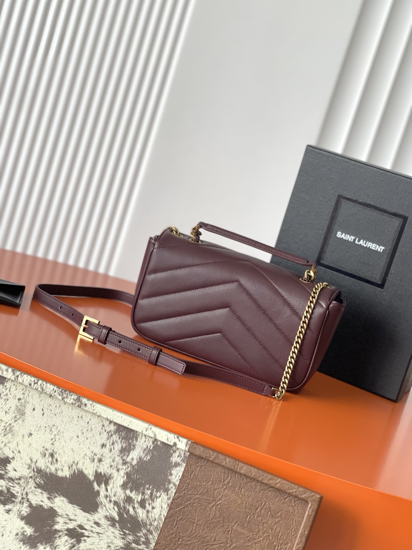Saint Laurent 枣红羊皮/金 配有可拆卸卡包和袖珍化妆镜