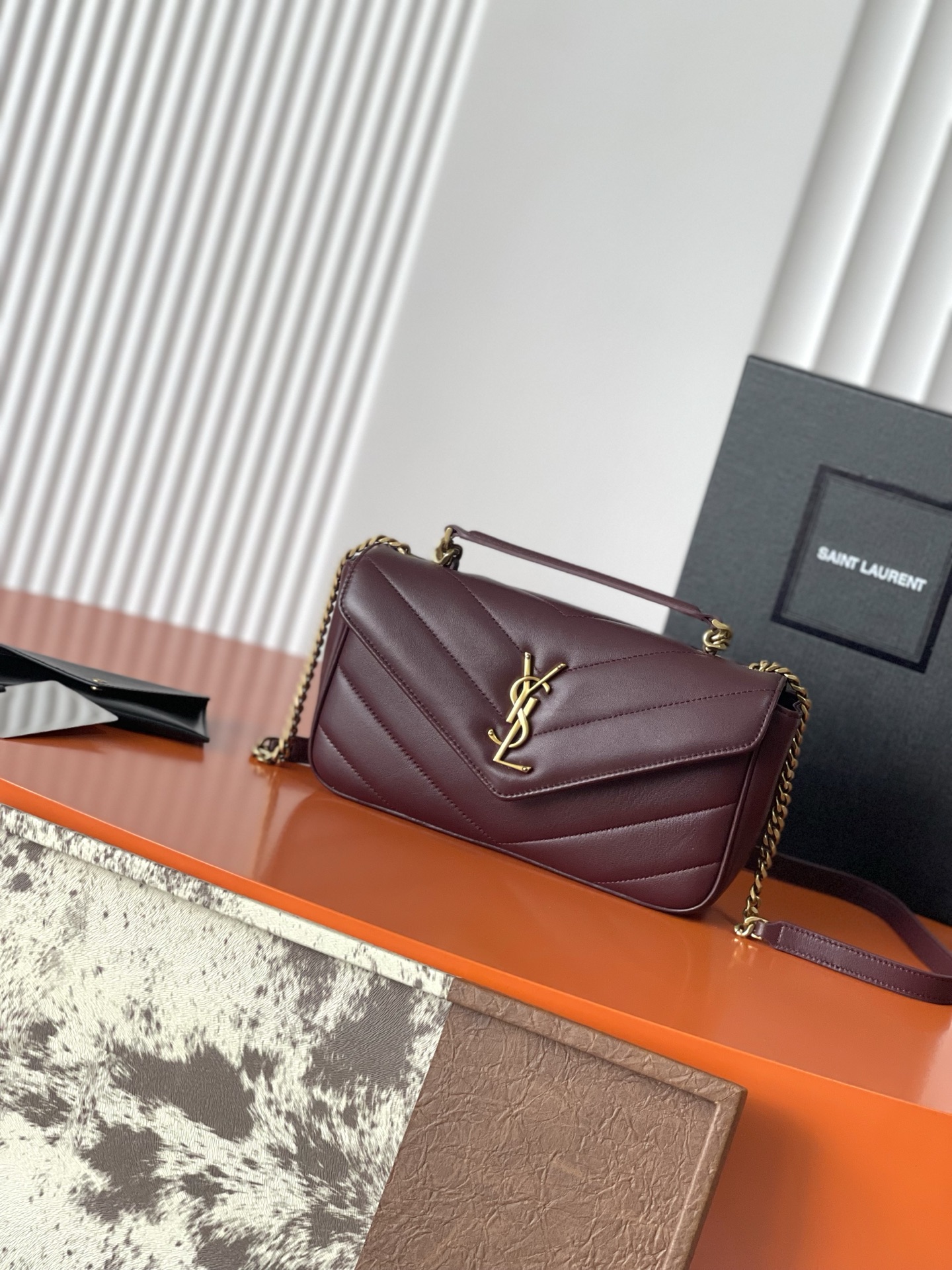 Saint Laurent 枣红羊皮/金 配有可拆卸卡包和袖珍化妆镜