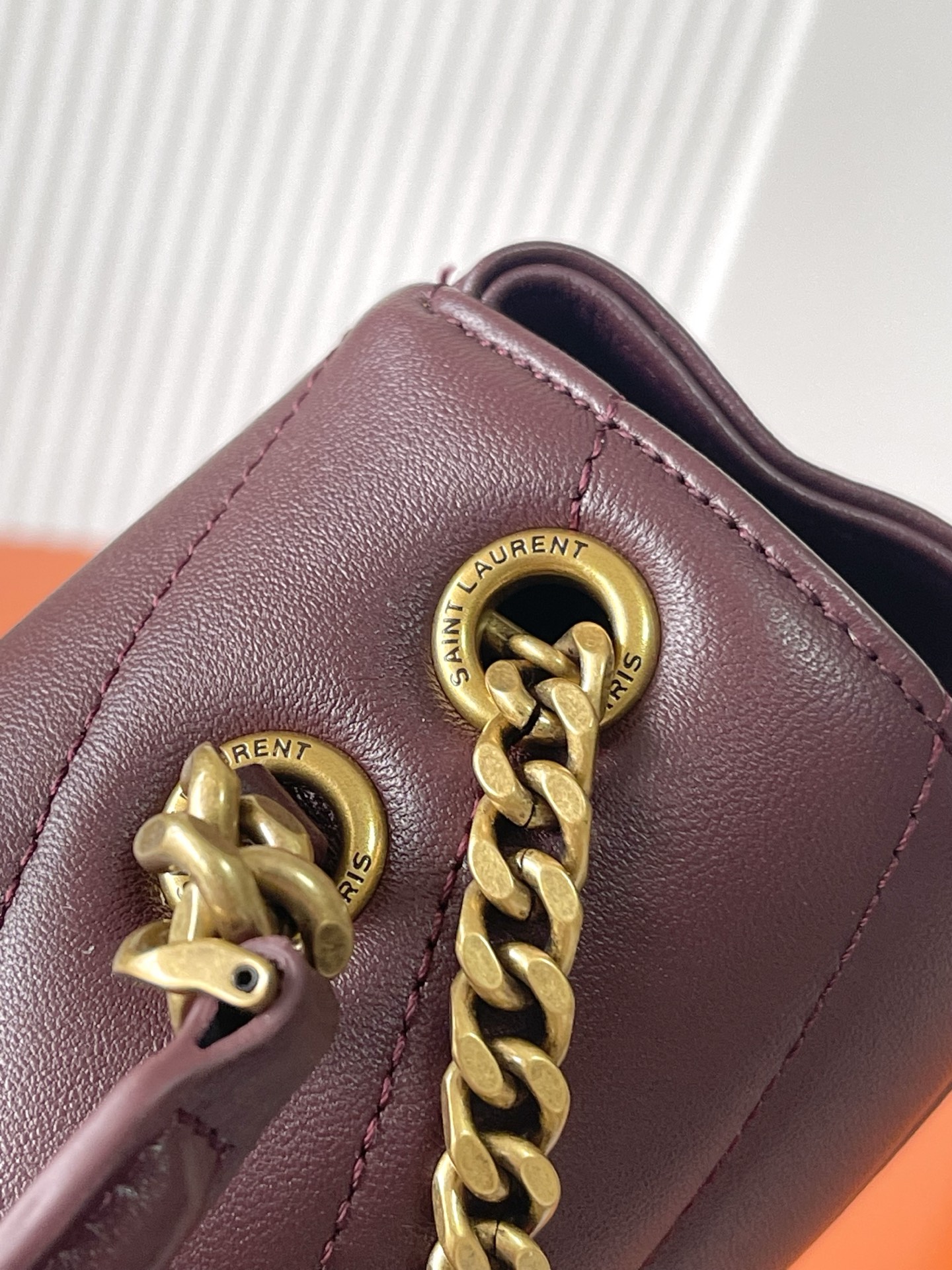 Saint Laurent 枣红羊皮/金 配有可拆卸卡包和袖珍化妆镜