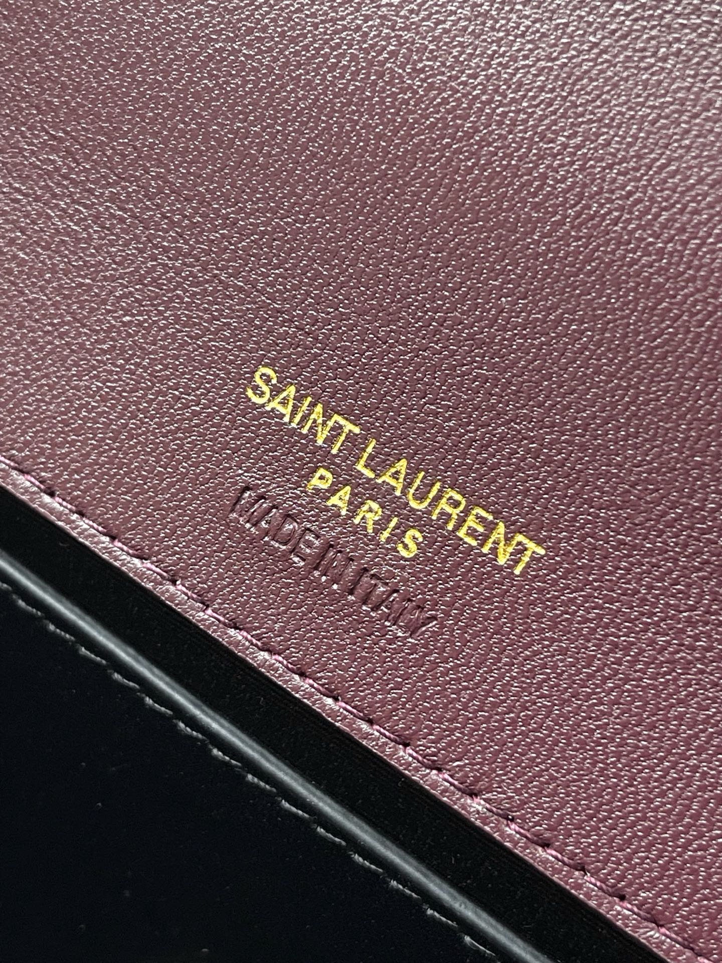 Saint Laurent 枣红羊皮/金 配有可拆卸卡包和袖珍化妆镜