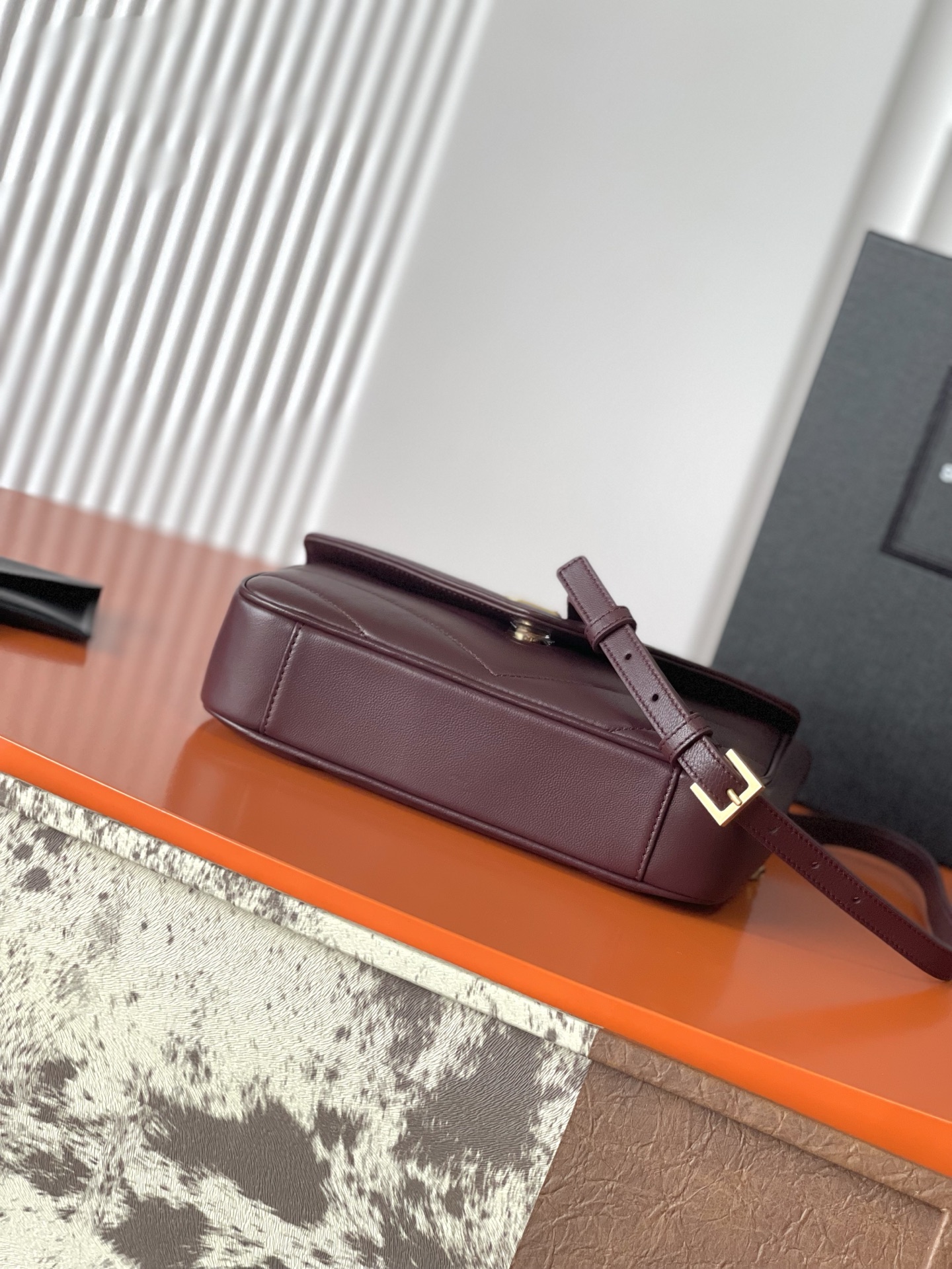 Saint Laurent 枣红羊皮/金 配有可拆卸卡包和袖珍化妆镜
