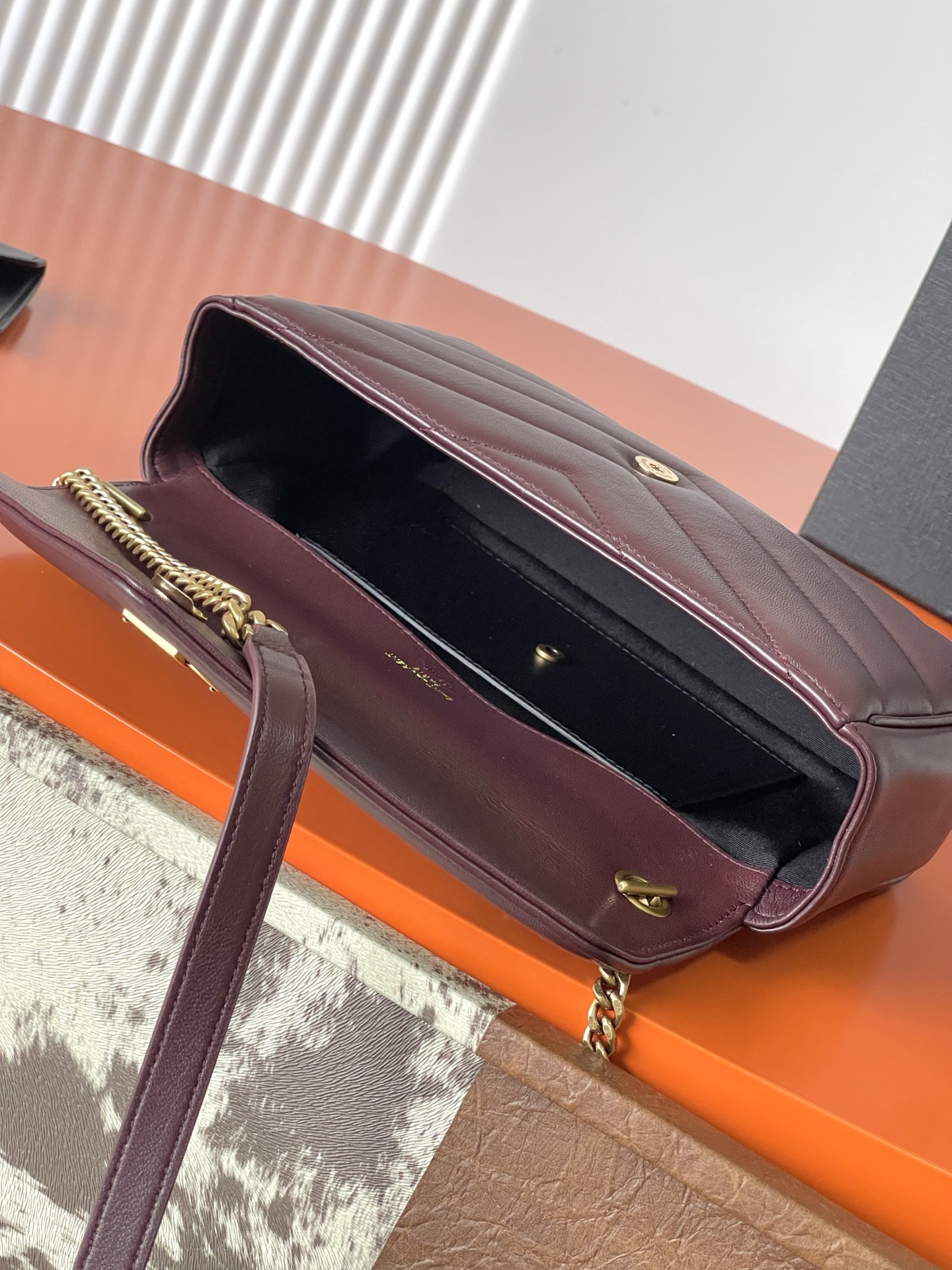 Saint Laurent 枣红羊皮/金 配有可拆卸卡包和袖珍化妆镜