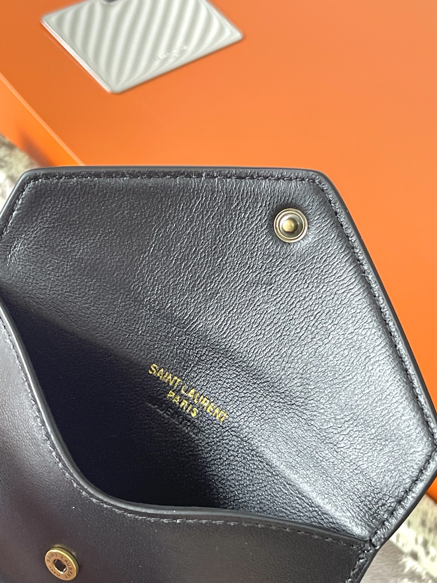 Saint Laurent 枣红羊皮/金 配有可拆卸卡包和袖珍化妆镜