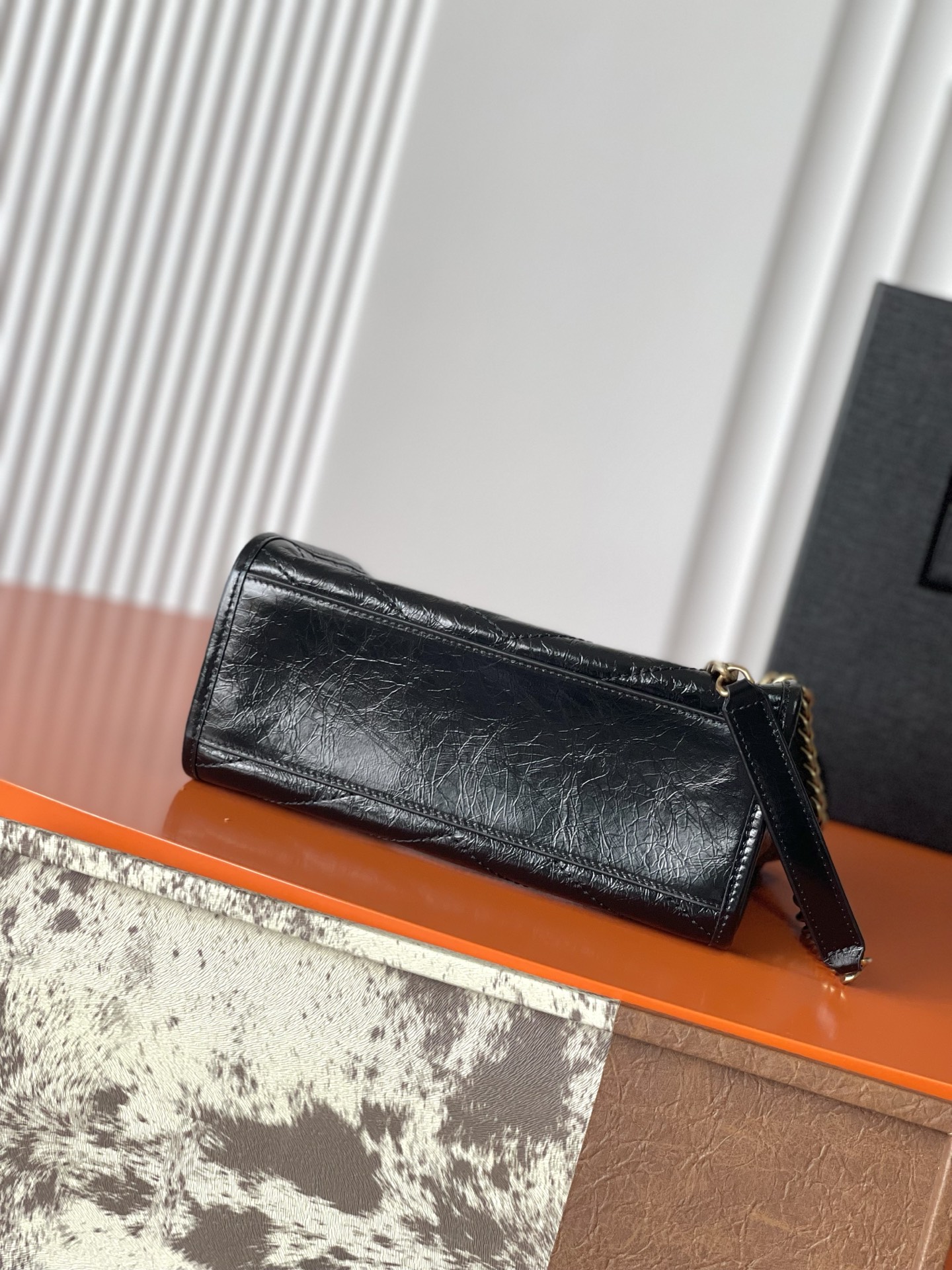 Saint Laurent 油腊黑皮/金 黑金配色超有质感 油蜡牛皮材质 表面自然褶皱 手感软糯又耐用 金属链条肩带+YSL标志
