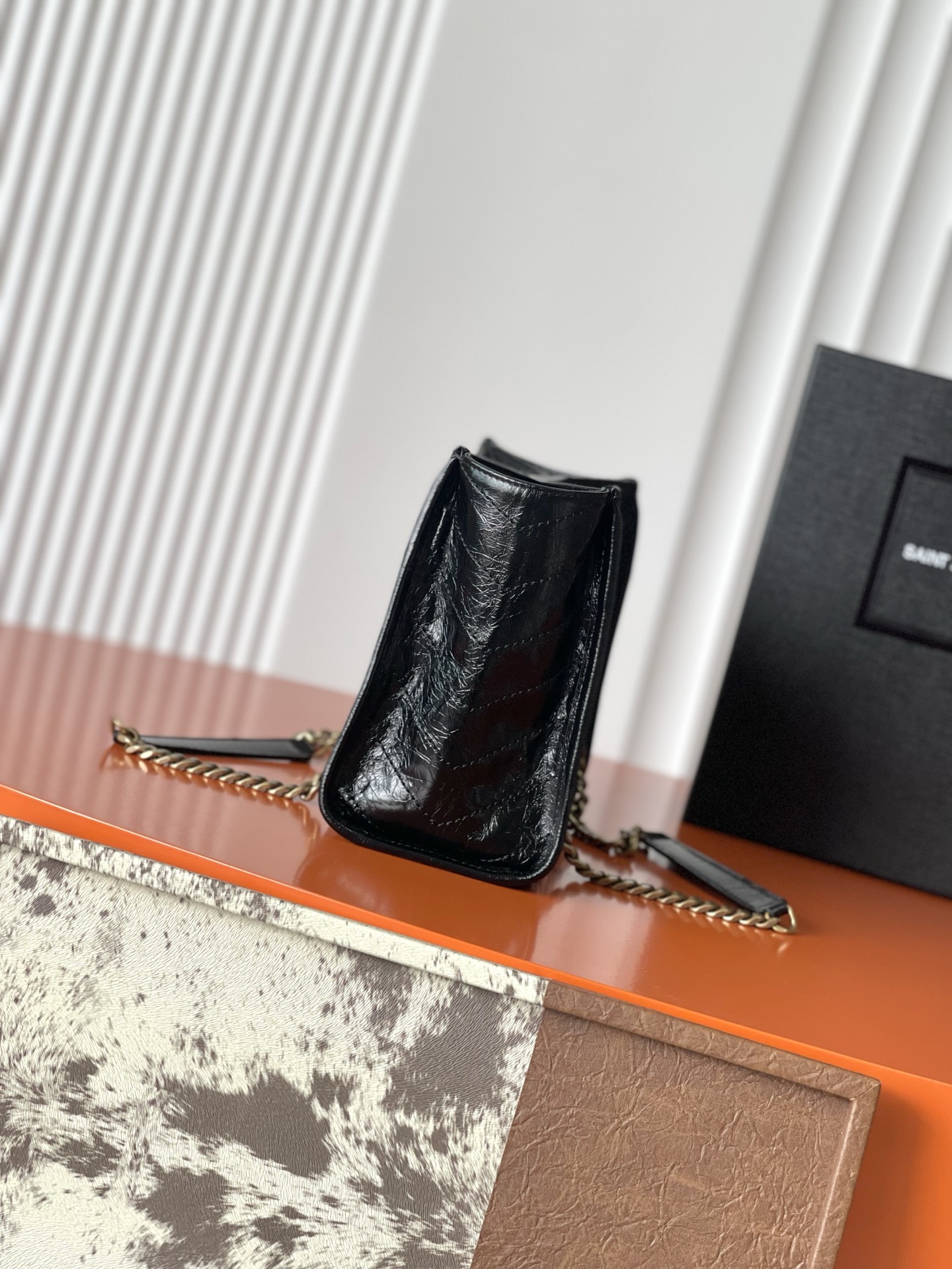 Saint Laurent 油腊黑皮/金 黑金配色超有质感 油蜡牛皮材质 表面自然褶皱 手感软糯又耐用 金属链条肩带+YSL标志
