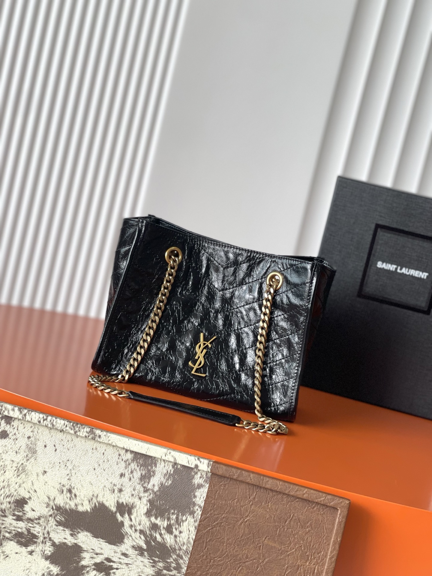 Saint Laurent 油腊黑皮/金 黑金配色超有质感 油蜡牛皮材质 表面自然褶皱 手感软糯又耐用 金属链条肩带+YSL标志