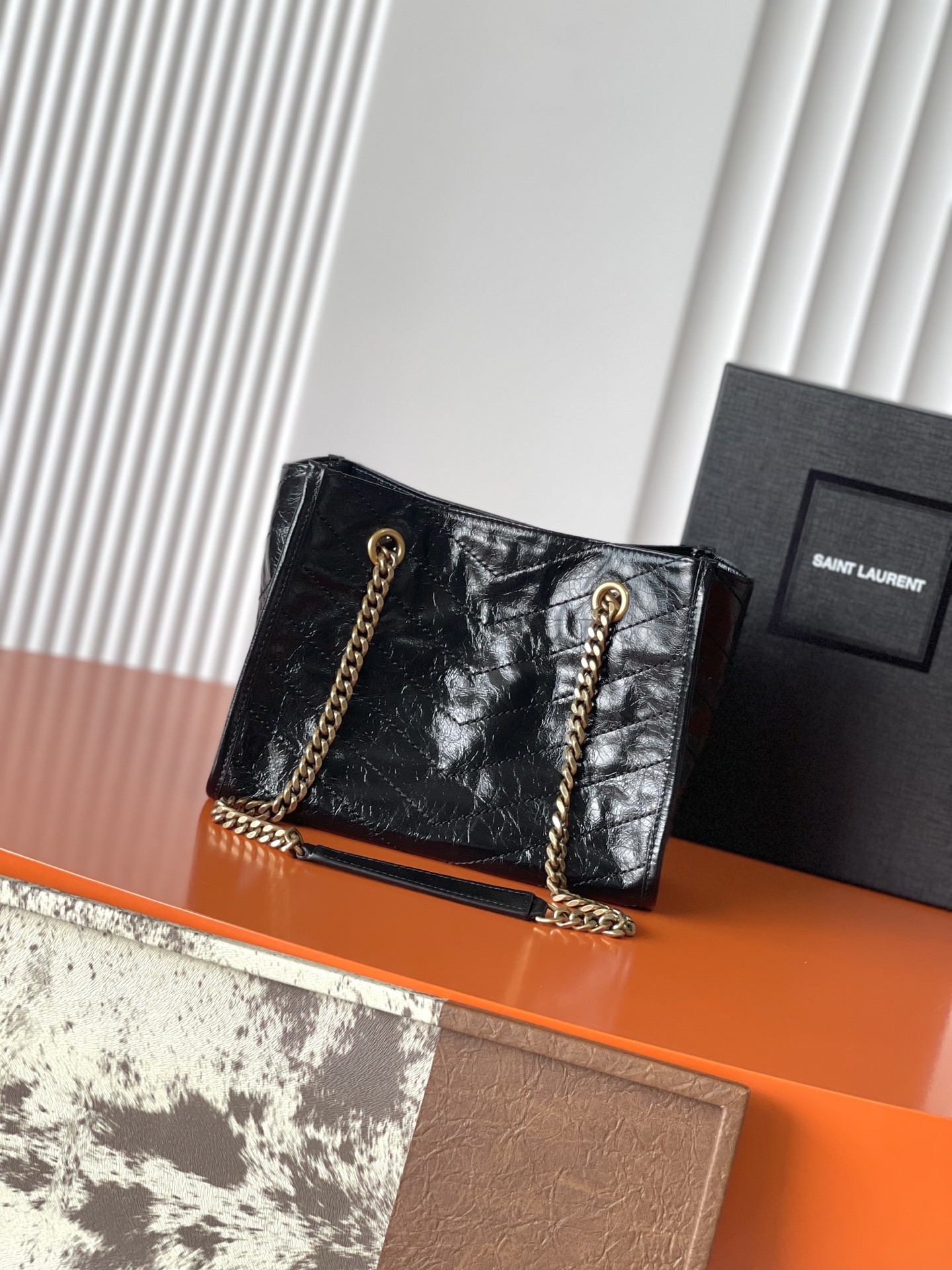 Saint Laurent 油腊黑皮/金 黑金配色超有质感 油蜡牛皮材质 表面自然褶皱 手感软糯又耐用 金属链条肩带+YSL标志