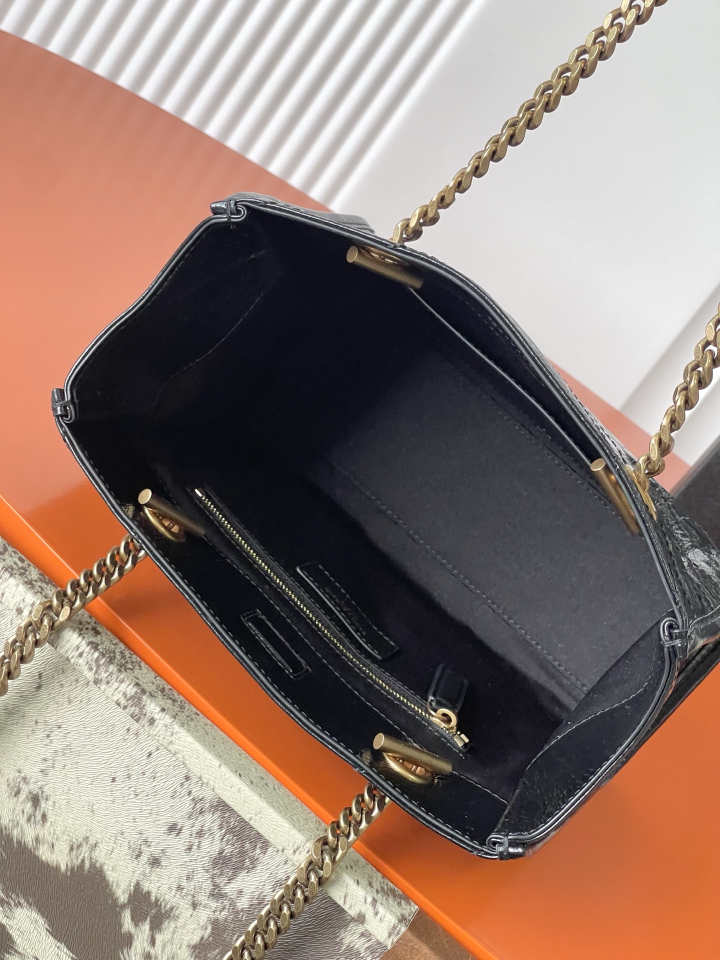 Saint Laurent 油腊黑皮/金 黑金配色超有质感 油蜡牛皮材质 表面自然褶皱 手感软糯又耐用 金属链条肩带+YSL标志