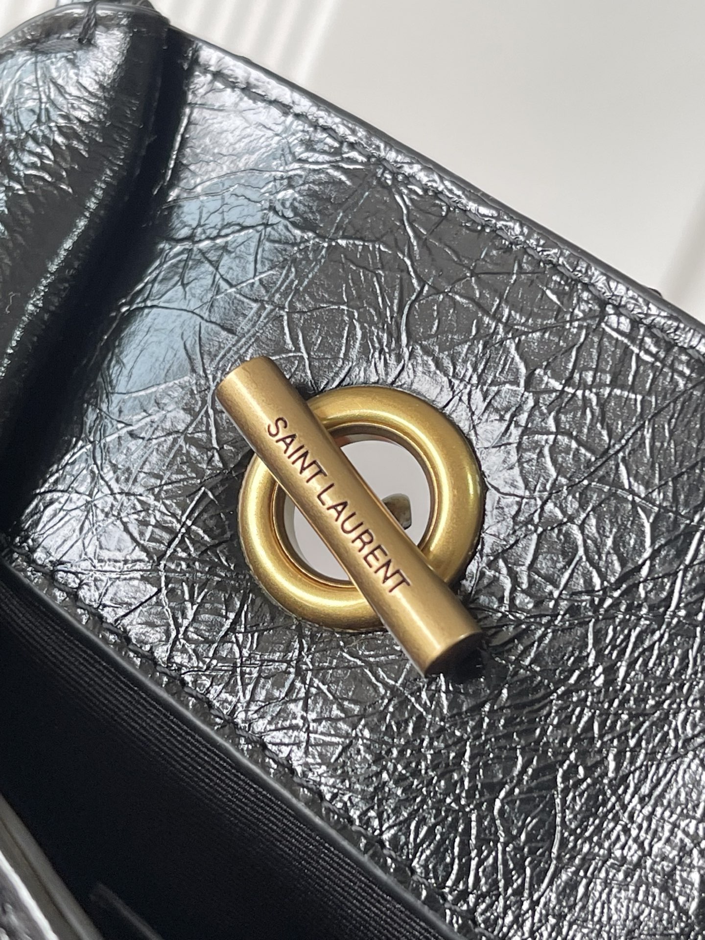 Saint Laurent 油腊黑皮/金 黑金配色超有质感 油蜡牛皮材质 表面自然褶皱 手感软糯又耐用 金属链条肩带+YSL标志