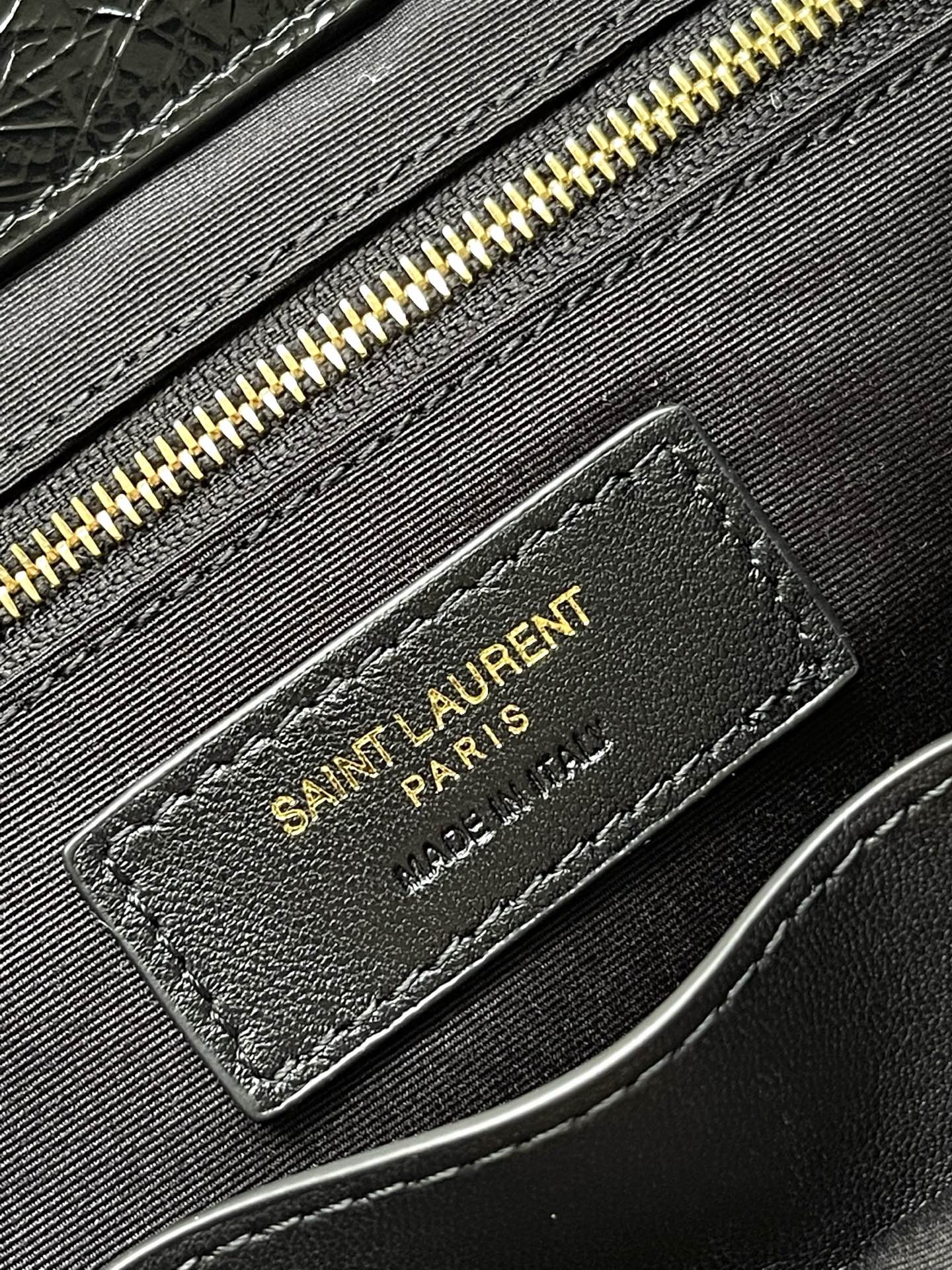 Saint Laurent 油腊黑皮/金 黑金配色超有质感 油蜡牛皮材质 表面自然褶皱 手感软糯又耐用 金属链条肩带+YSL标志