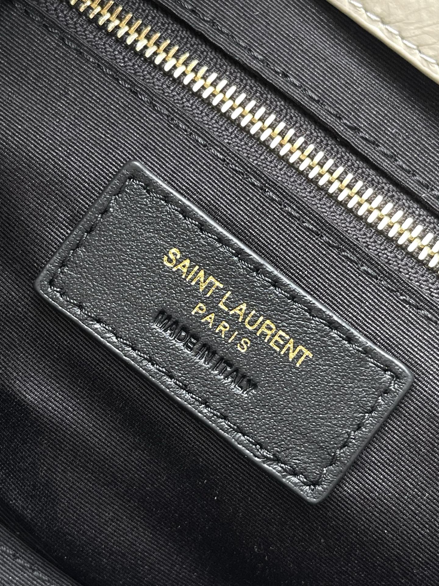 Saint Laurent 油腊白色/金 黑金配色超有质感 油蜡牛皮材质 表面自然褶皱 手感软糯又耐用 金属链条肩带+YSL标志