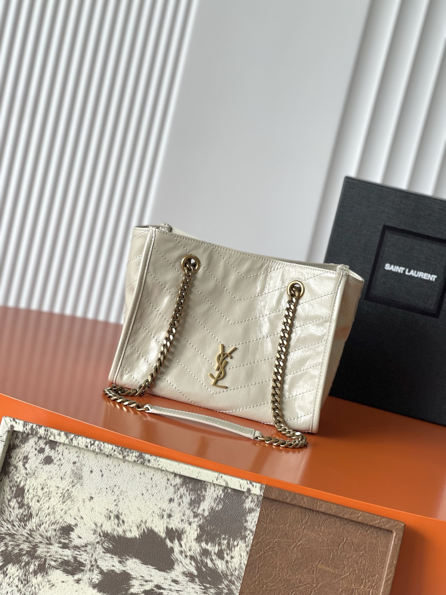Saint Laurent 油腊白色/金 黑金配色超有质感 油蜡牛皮材质 表面自然褶皱 手感软糯又耐用 金属链条肩带+YSL标志