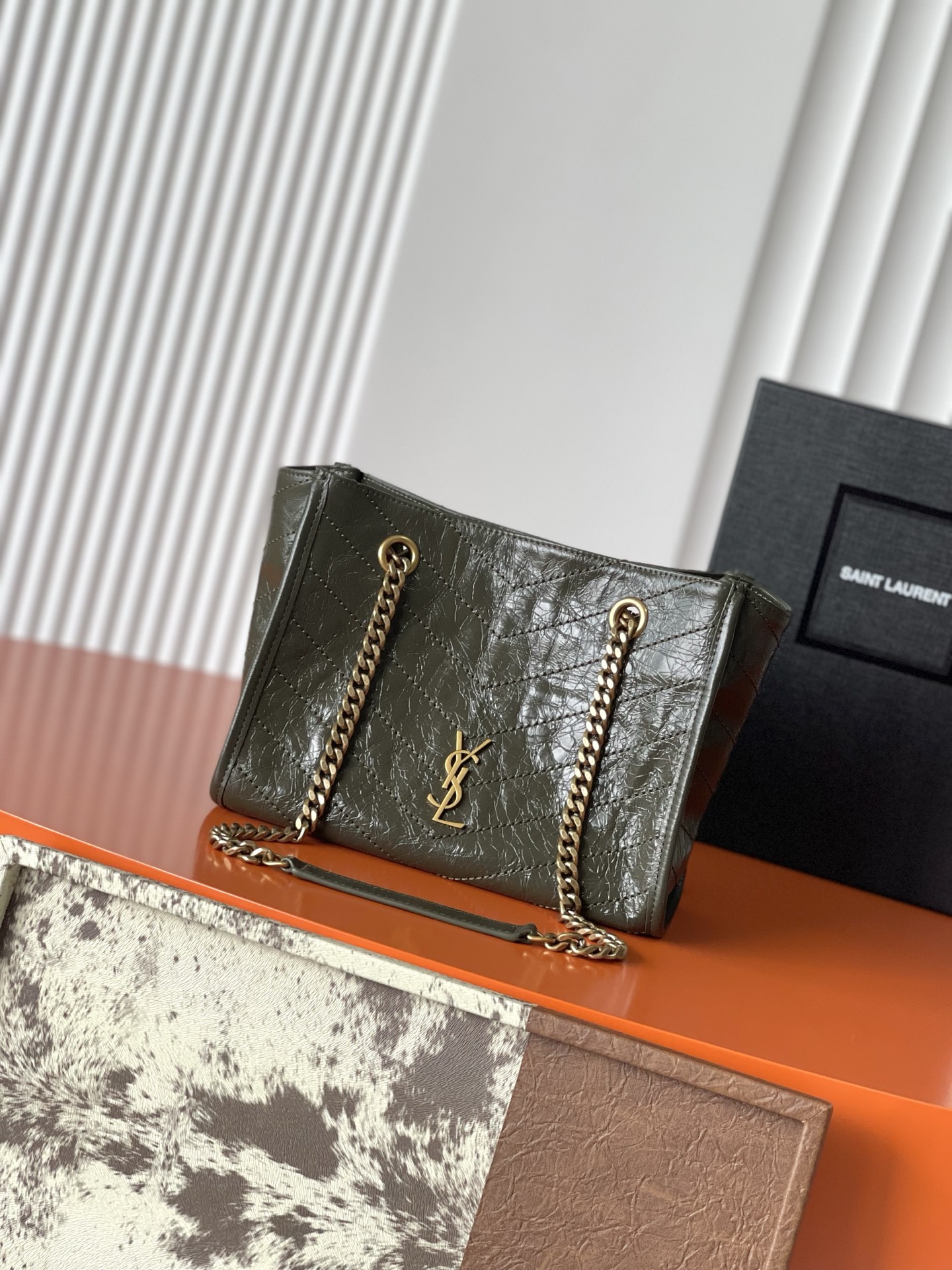 Saint Laurent 油腊绿色/金 黑金配色超有质感 油蜡牛皮材质 表面自然褶皱 手感软糯又耐用 金属链条肩带+YSL标志