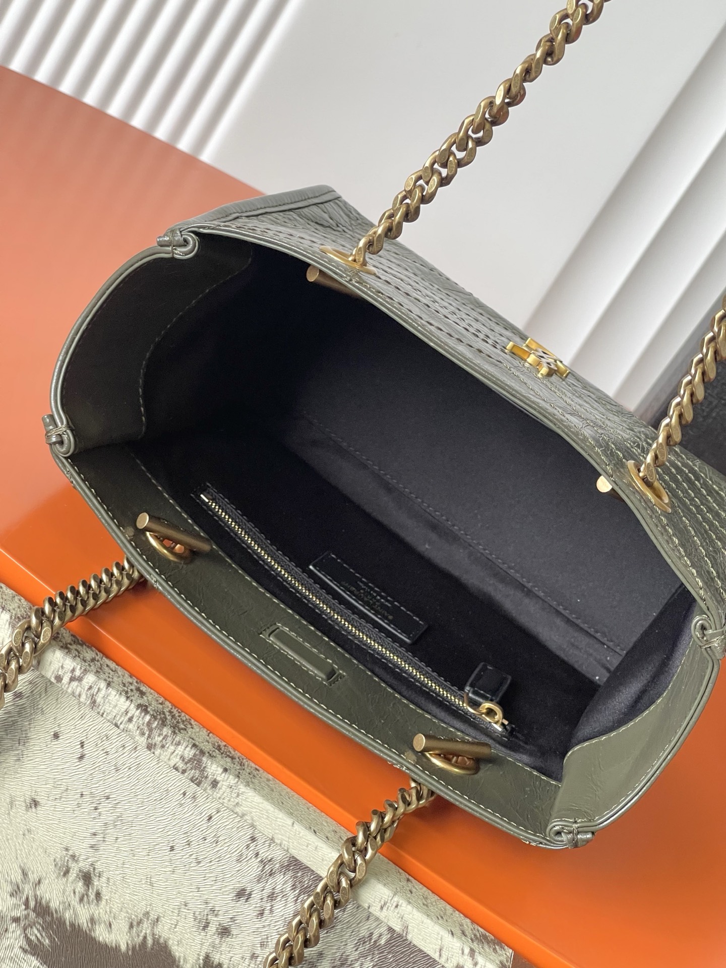 Saint Laurent 油腊绿色/金 黑金配色超有质感 油蜡牛皮材质 表面自然褶皱 手感软糯又耐用 金属链条肩带+YSL标志