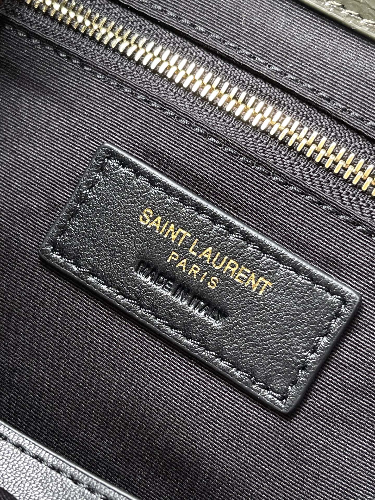 Saint Laurent 油腊绿色/金 黑金配色超有质感 油蜡牛皮材质 表面自然褶皱 手感软糯又耐用 金属链条肩带+YSL标志