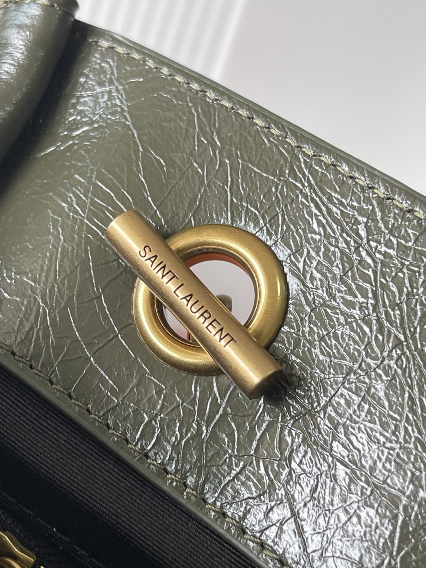 Saint Laurent 油腊绿色/金 黑金配色超有质感 油蜡牛皮材质 表面自然褶皱 手感软糯又耐用 金属链条肩带+YSL标志