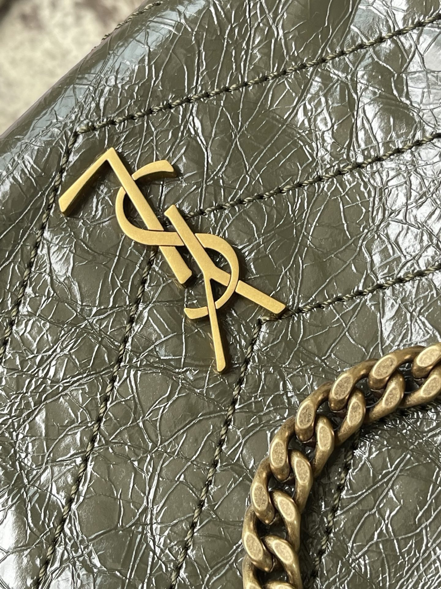Saint Laurent 油腊绿色/金 黑金配色超有质感 油蜡牛皮材质 表面自然褶皱 手感软糯又耐用 金属链条肩带+YSL标志
