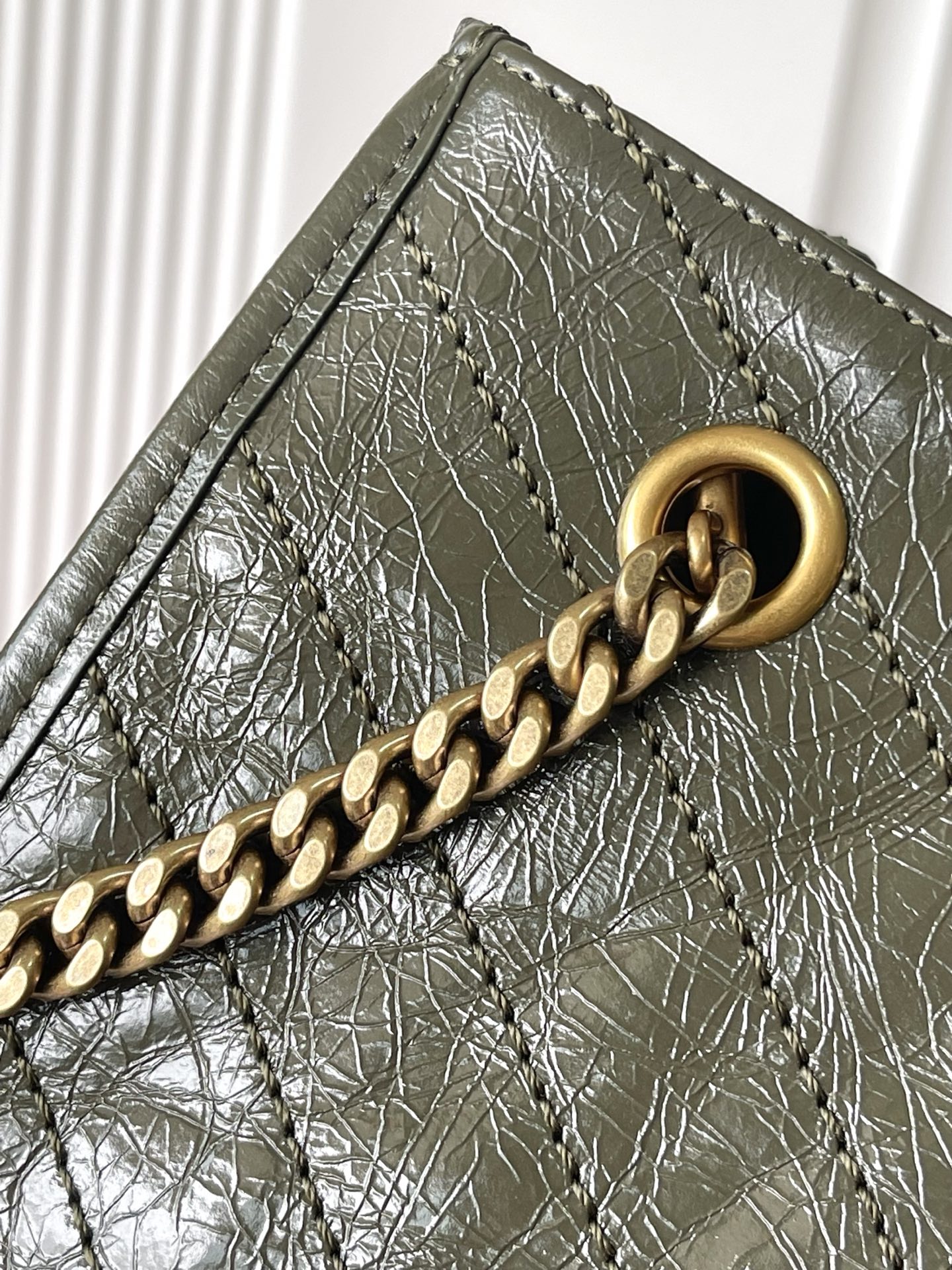 Saint Laurent 油腊绿色/金 黑金配色超有质感 油蜡牛皮材质 表面自然褶皱 手感软糯又耐用 金属链条肩带+YSL标志
