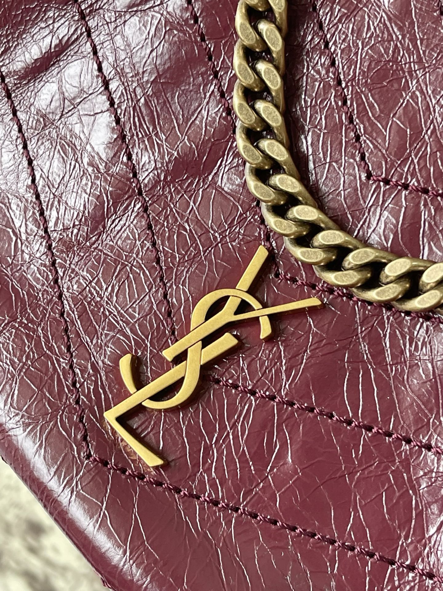 Saint Laurent 油腊枣红/金 黑金配色超有质感 油蜡牛皮材质 表面自然褶皱 手感软糯又耐用 金属链条肩带+YSL标志