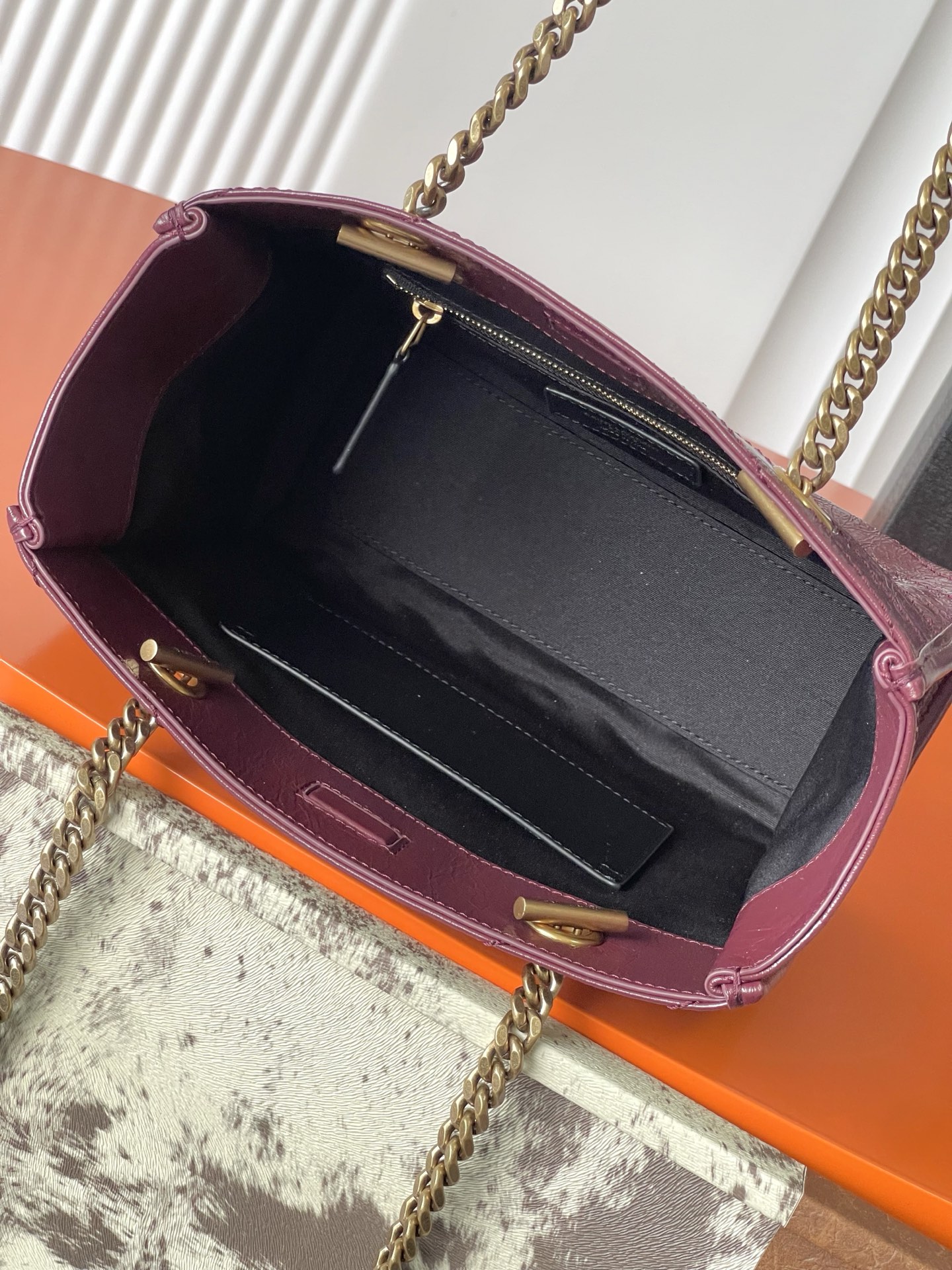 Saint Laurent 油腊枣红/金 黑金配色超有质感 油蜡牛皮材质 表面自然褶皱 手感软糯又耐用 金属链条肩带+YSL标志