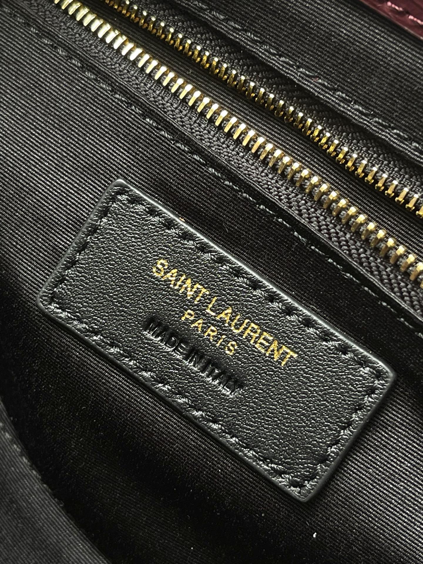 Saint Laurent 油腊枣红/金 黑金配色超有质感 油蜡牛皮材质 表面自然褶皱 手感软糯又耐用 金属链条肩带+YSL标志