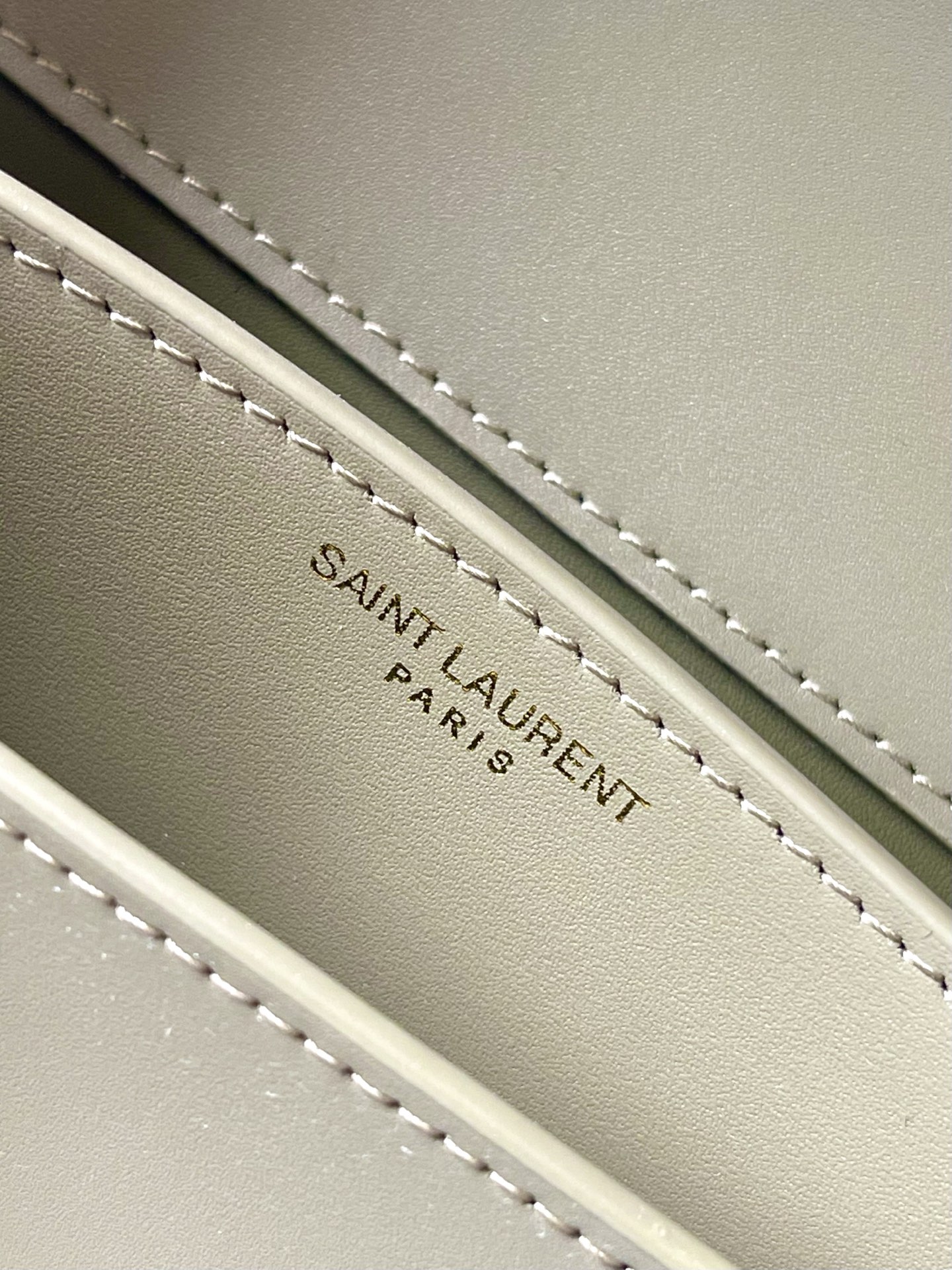 Saint Laurent 苔藓绿牙签纹/金 、精品专供 24迷你Voltaire腋下包 極簡主義最愛的款式