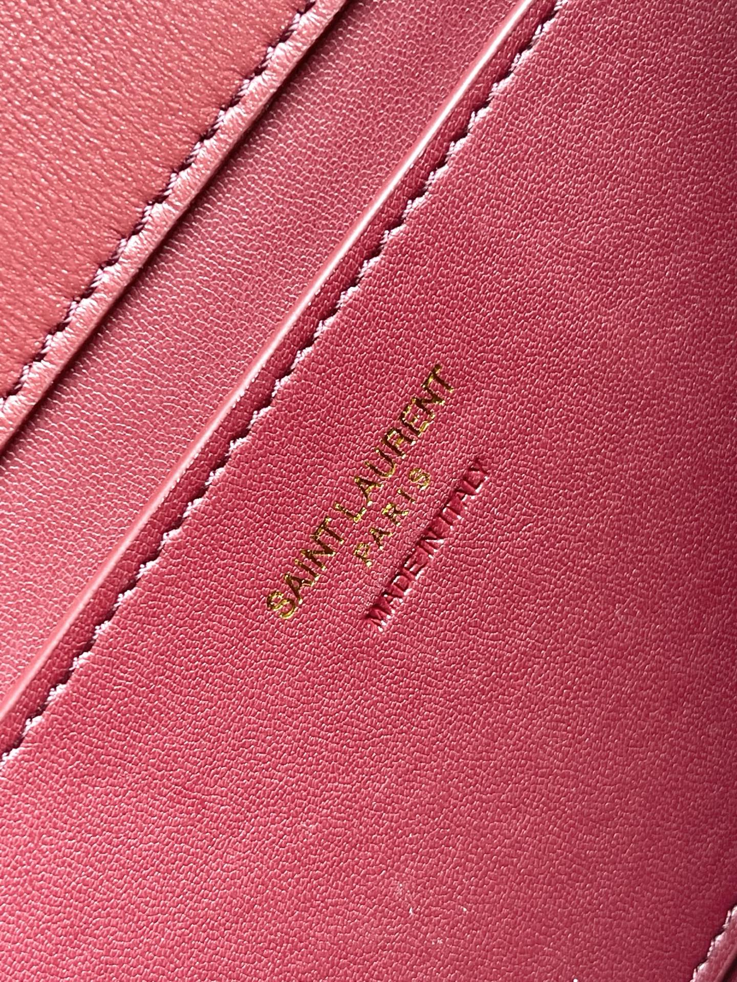 Saint Laurent 枣红漆皮/金 、精品专供 24迷你Voltaire腋下包 極簡主義最愛的款式