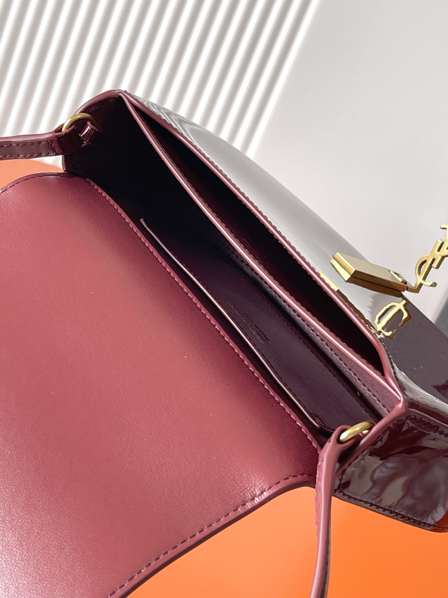Saint Laurent 枣红漆皮/金 、精品专供 24迷你Voltaire腋下包 極簡主義最愛的款式