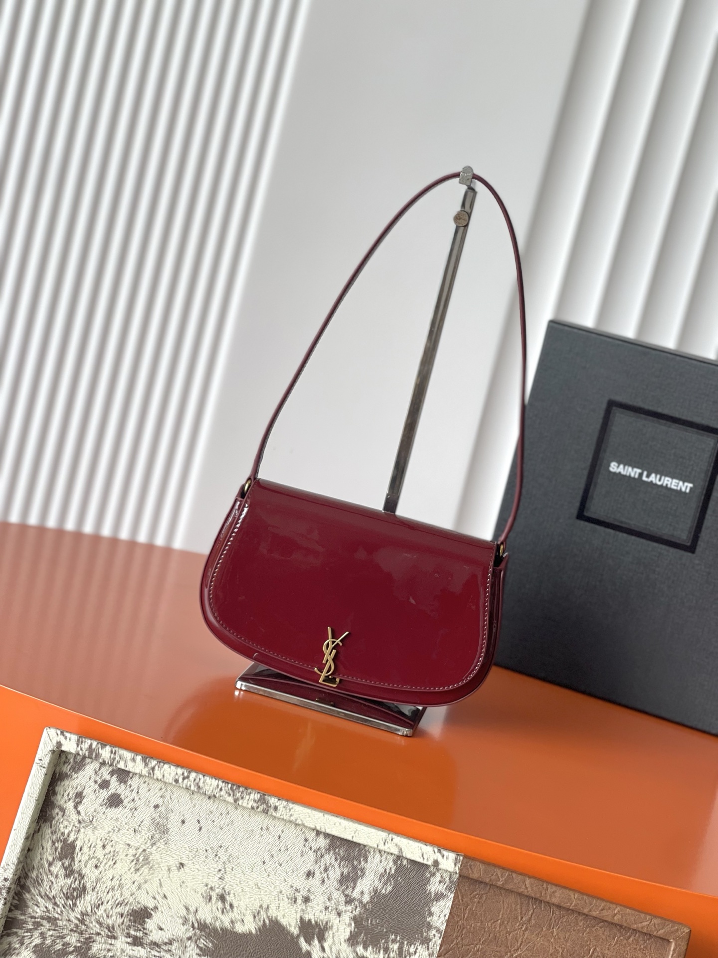 Saint Laurent 枣红漆皮/金 、精品专供 24迷你Voltaire腋下包 極簡主義最愛的款式