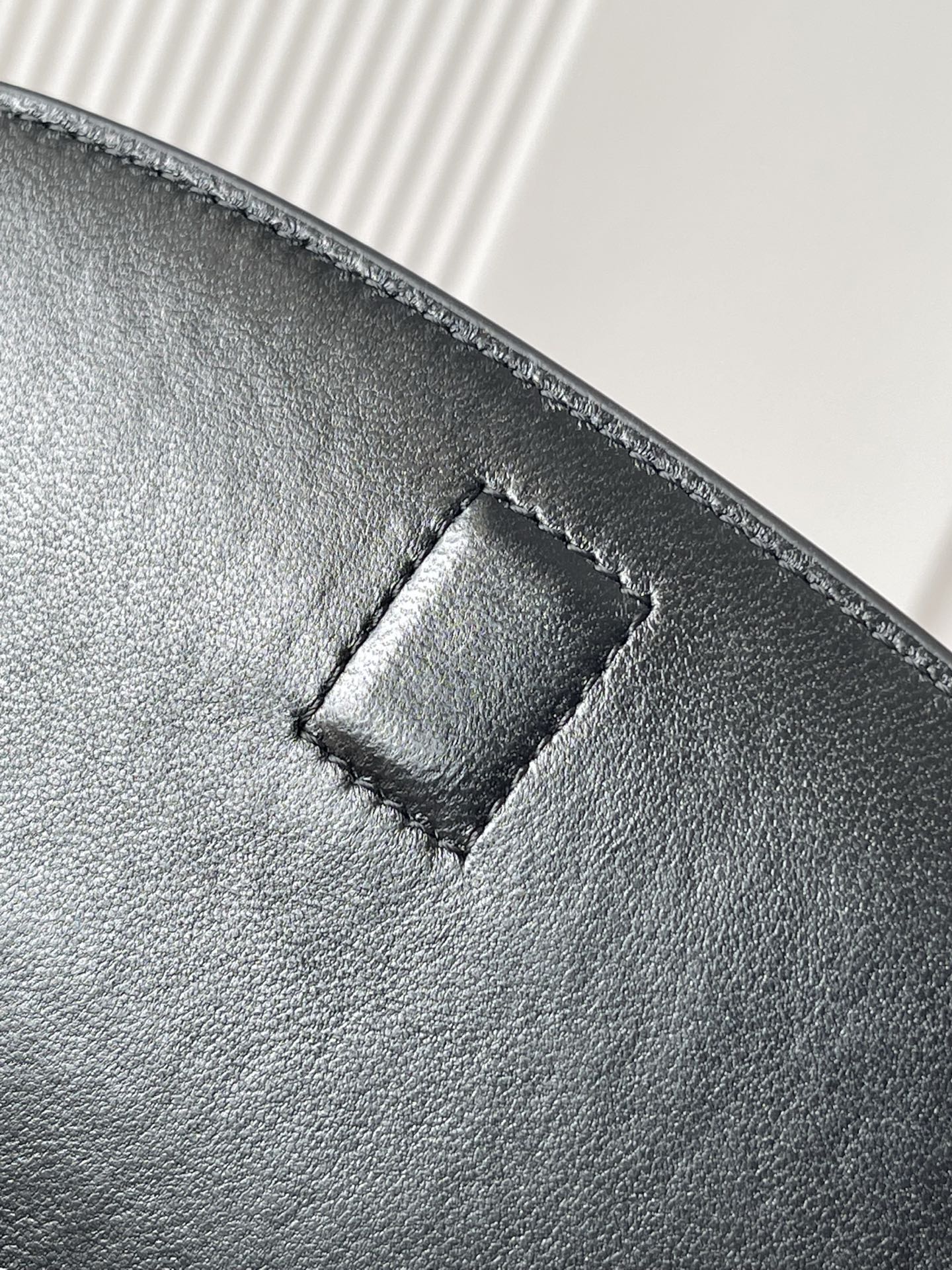 Givenchy 黑色漆皮/金 、精品专供 24迷你Voltaire腋下包 極簡主義最愛的款式
