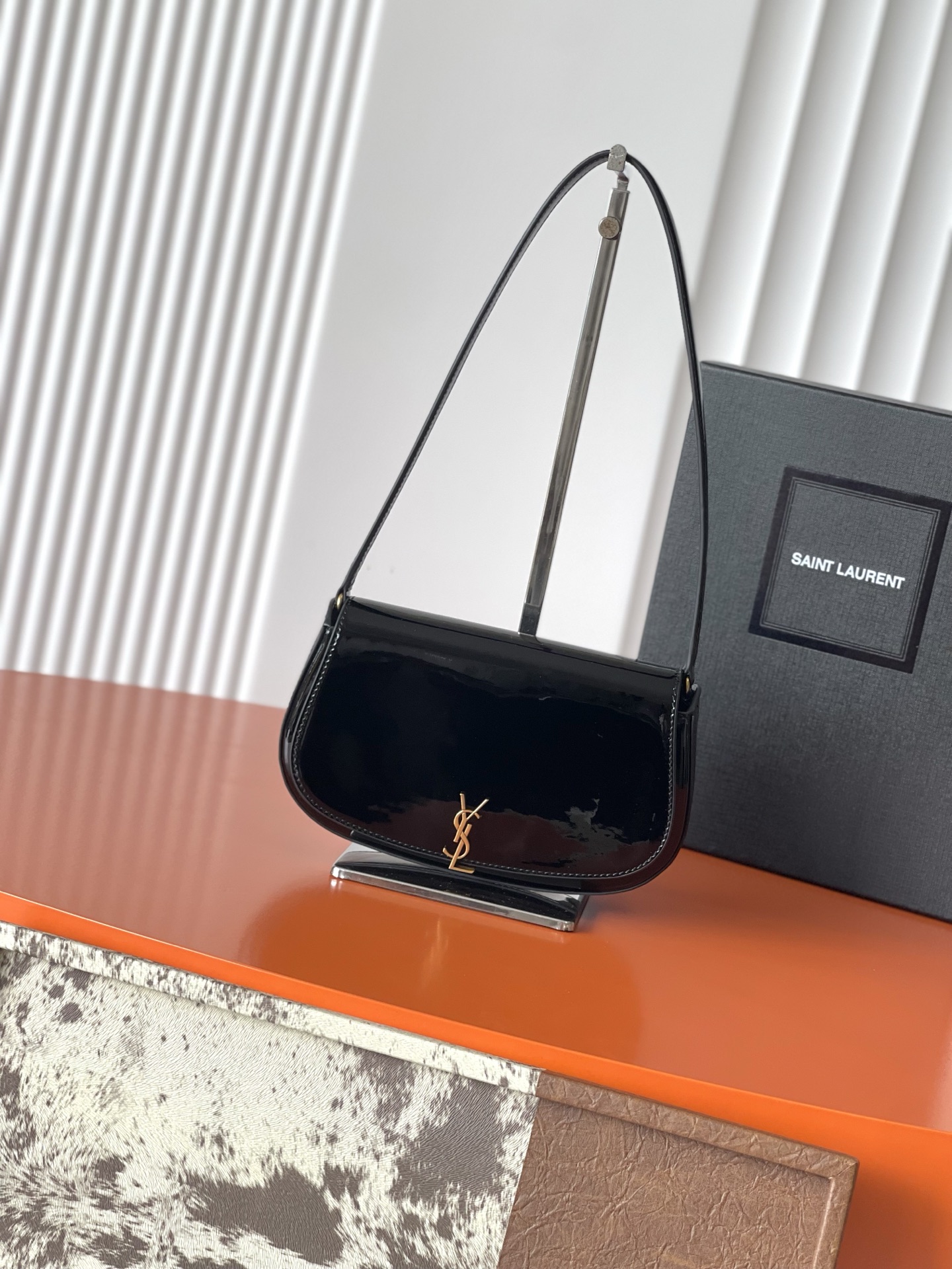 Givenchy 黑色漆皮/金 、精品专供 24迷你Voltaire腋下包 極簡主義最愛的款式