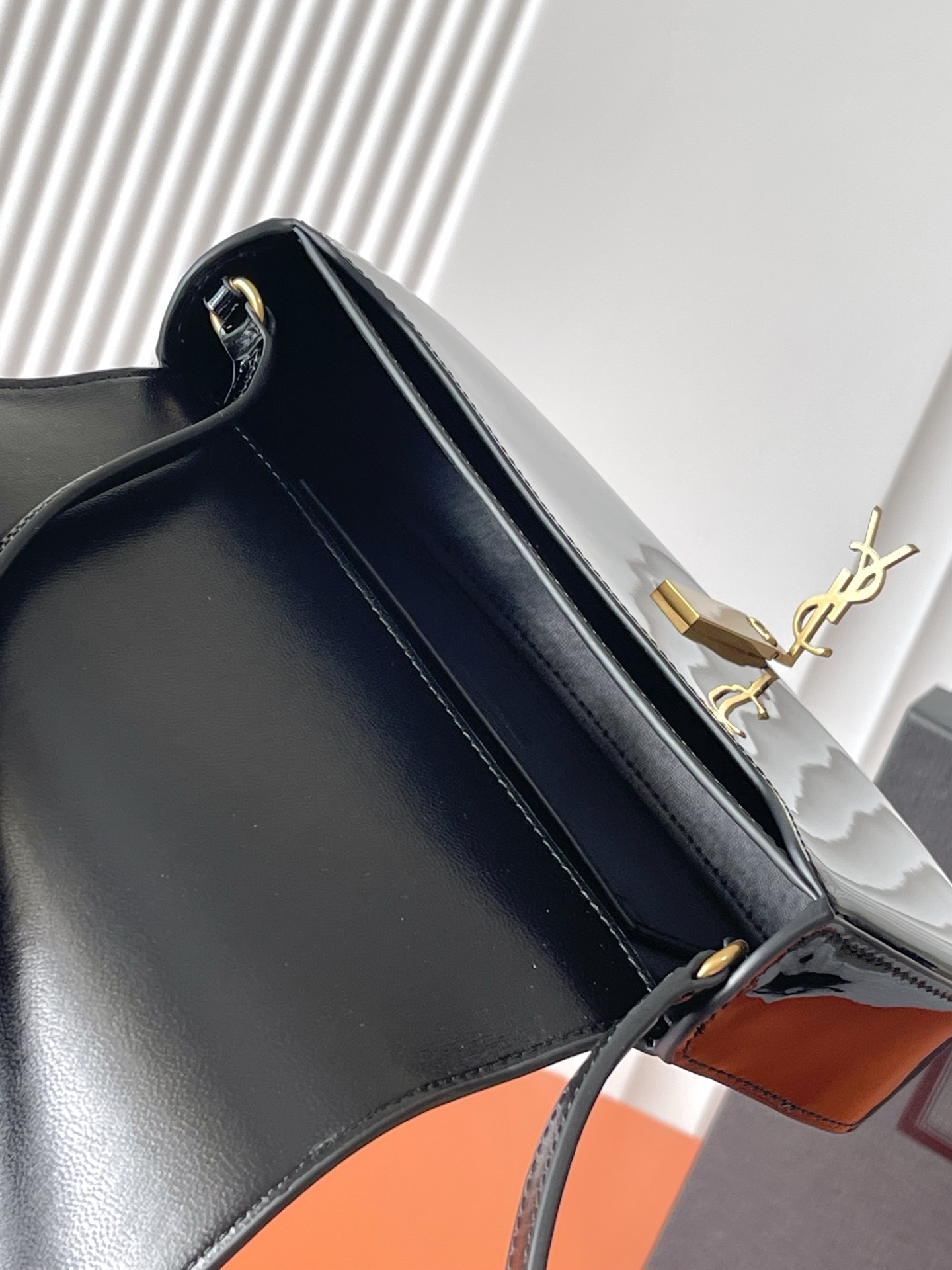Givenchy 黑色漆皮/金 、精品专供 24迷你Voltaire腋下包 極簡主義最愛的款式