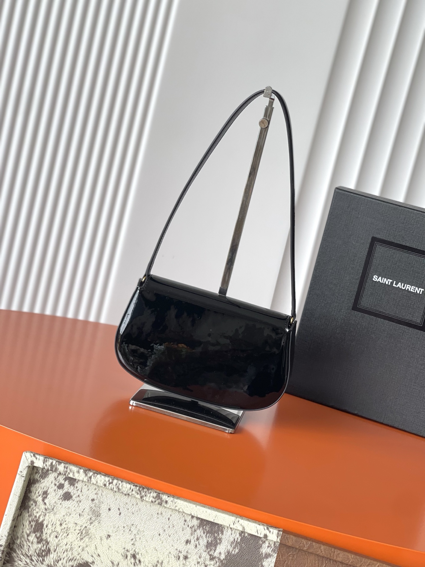 Givenchy 黑色漆皮/金 、精品专供 24迷你Voltaire腋下包 極簡主義最愛的款式
